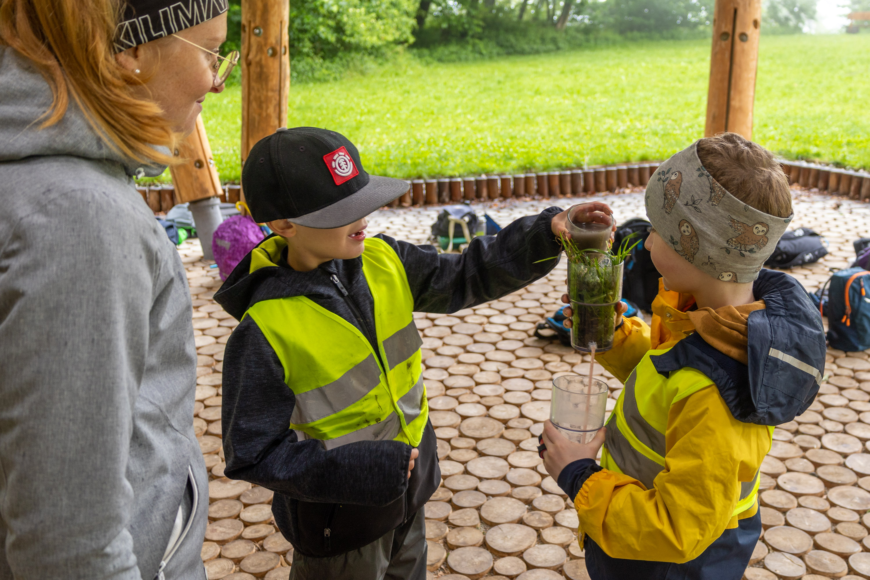 In der städtischen Waldschule wird nicht nur im Rahmen der Woche des Waldes gelehrt und gelernt. Beim Aktionstag „Landschaften voller HaZweiO“, eines österreichweiten Aktionstages der Naturparkschulen und –kindergärten, waren 70 Kinder aus der Volksschule Hötting, der Volksschule Saggen und der Schule am Inn mit dabei.