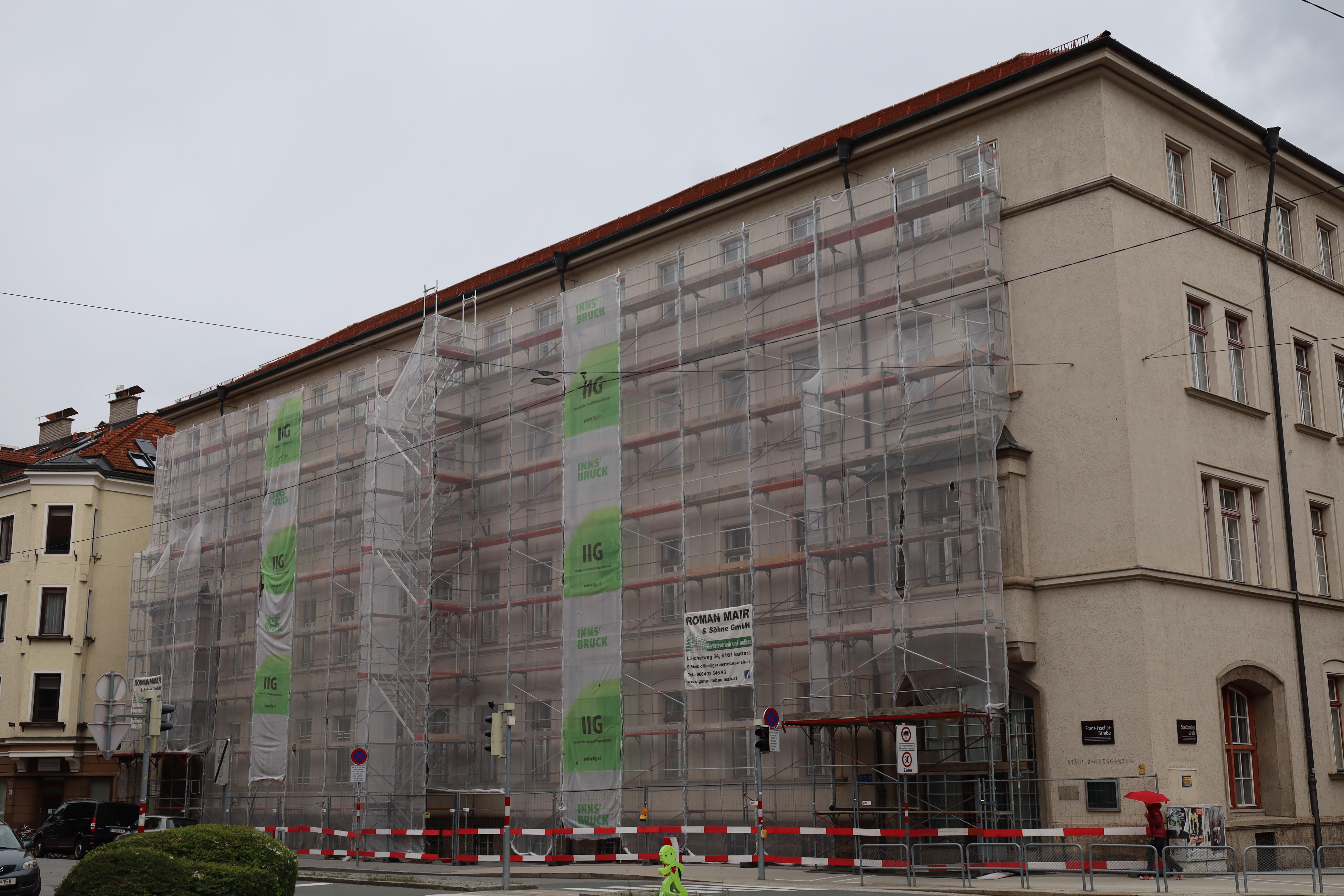 Bei der Volksschule Fischerstraße werden gerade die  historischen Fenster saniert.