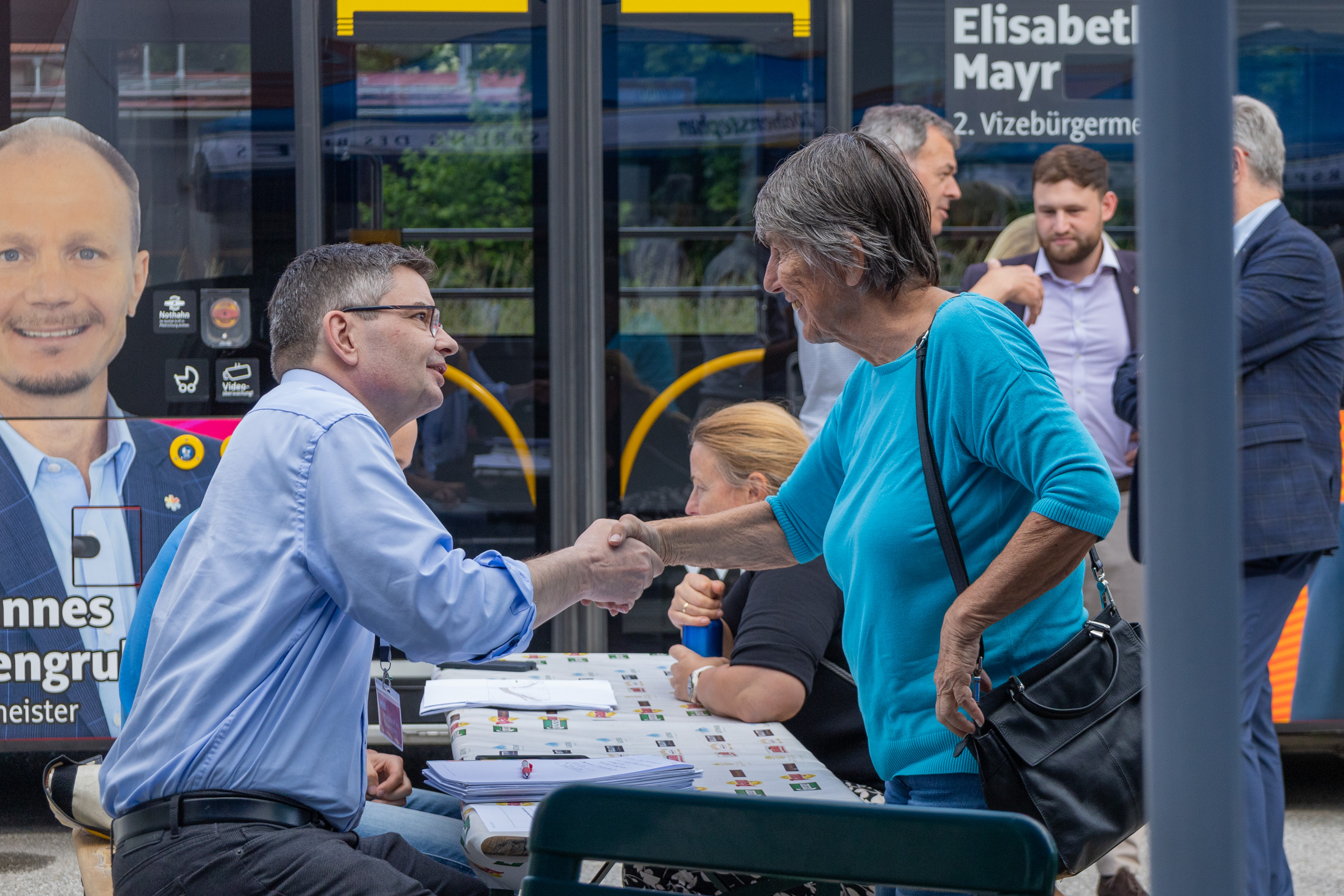 In Igls kam das Beratungsangebot des Stadtmagistrates am 3. Juni sehr gut an: Im Bild der Leiter des Amtes für Tiefbau, Karl-Heinz Reckziegel, im Gespräch mit einer Bürgerin.