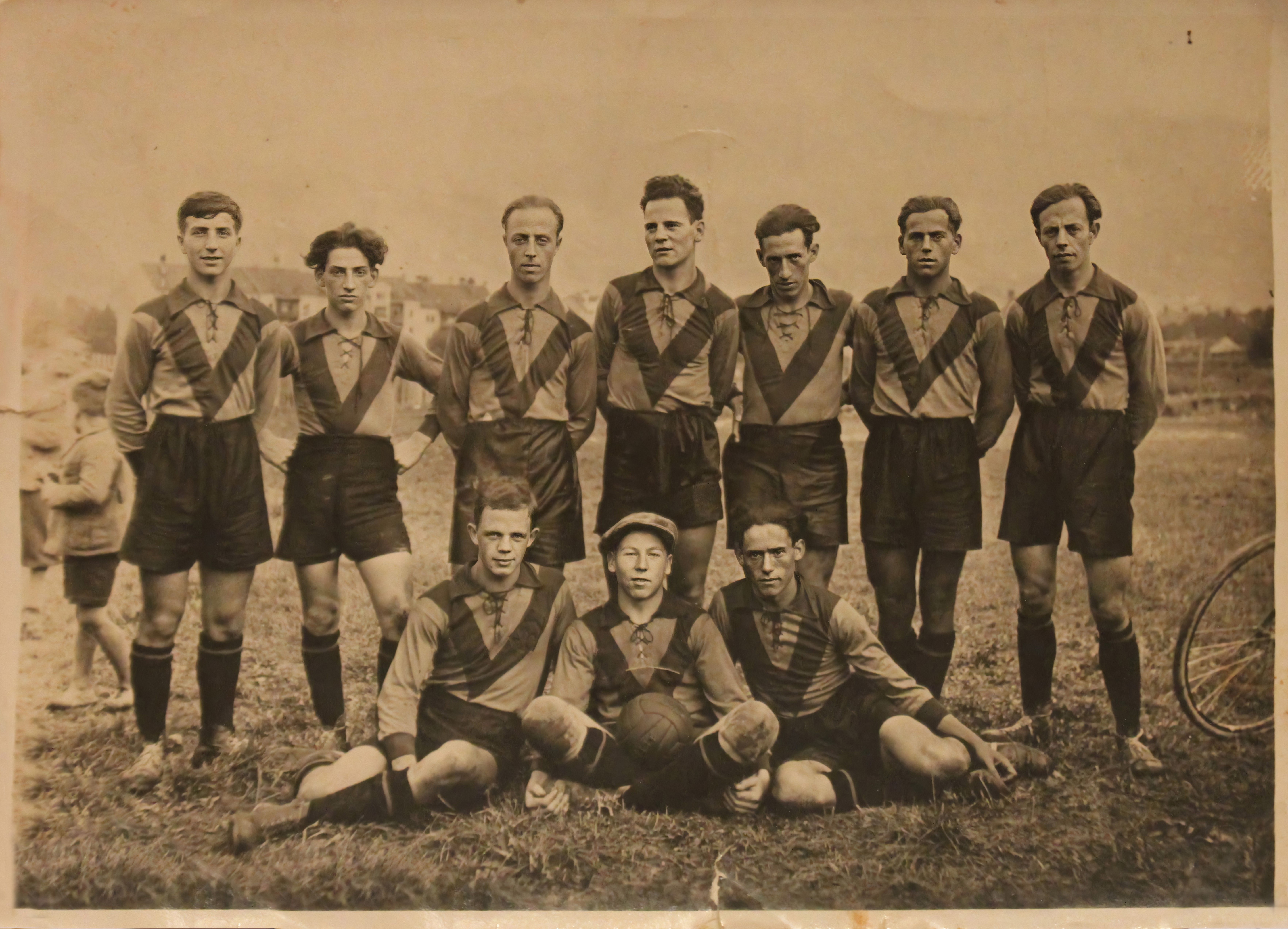 Mannschaftsfoto des völlig in Vergessenheit geratenen Sportklubs Hertha Innsbruck. Er wurde 1929 als Arbeiterverein gegründet und 1934 vom austrofaschistischen Regime aufgelöst. Sieben der Spieler auf dem Foto entstammen der jüdischen Innsbrucker Familie Löwy mit Wurzeln in Bratislava. Zahlreiche Familienmitglieder wurden in KZs ermordet.