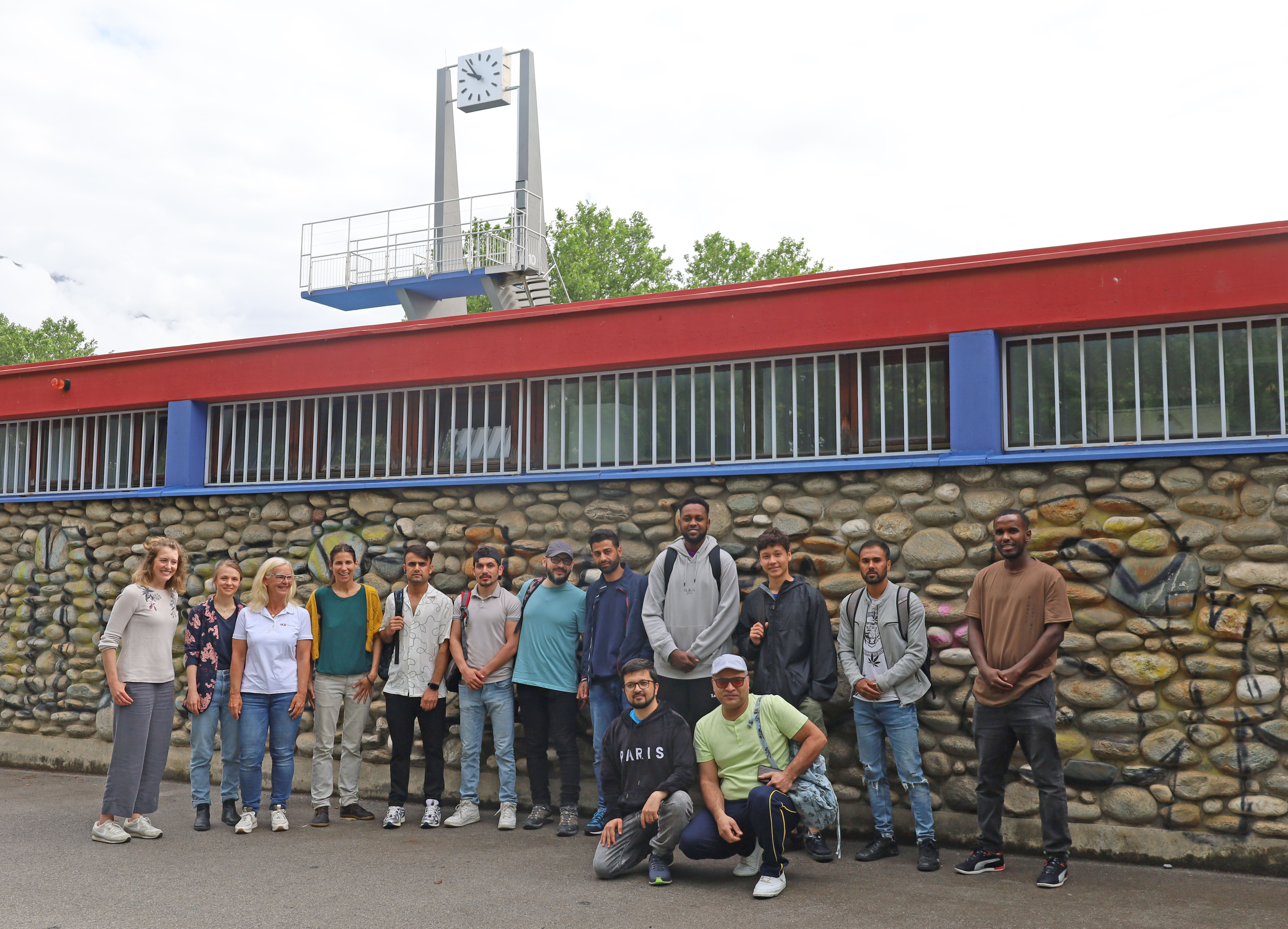 Die Teilnehmer des Schwimmkurses mit (v.l.) Christina Köhle (Schwimmschule „Schwimmwerk“), Ann-Kathrin Lehmann (TSD), Rita Scherer (IKB) und Integrationsstadträtin Janine Bex.