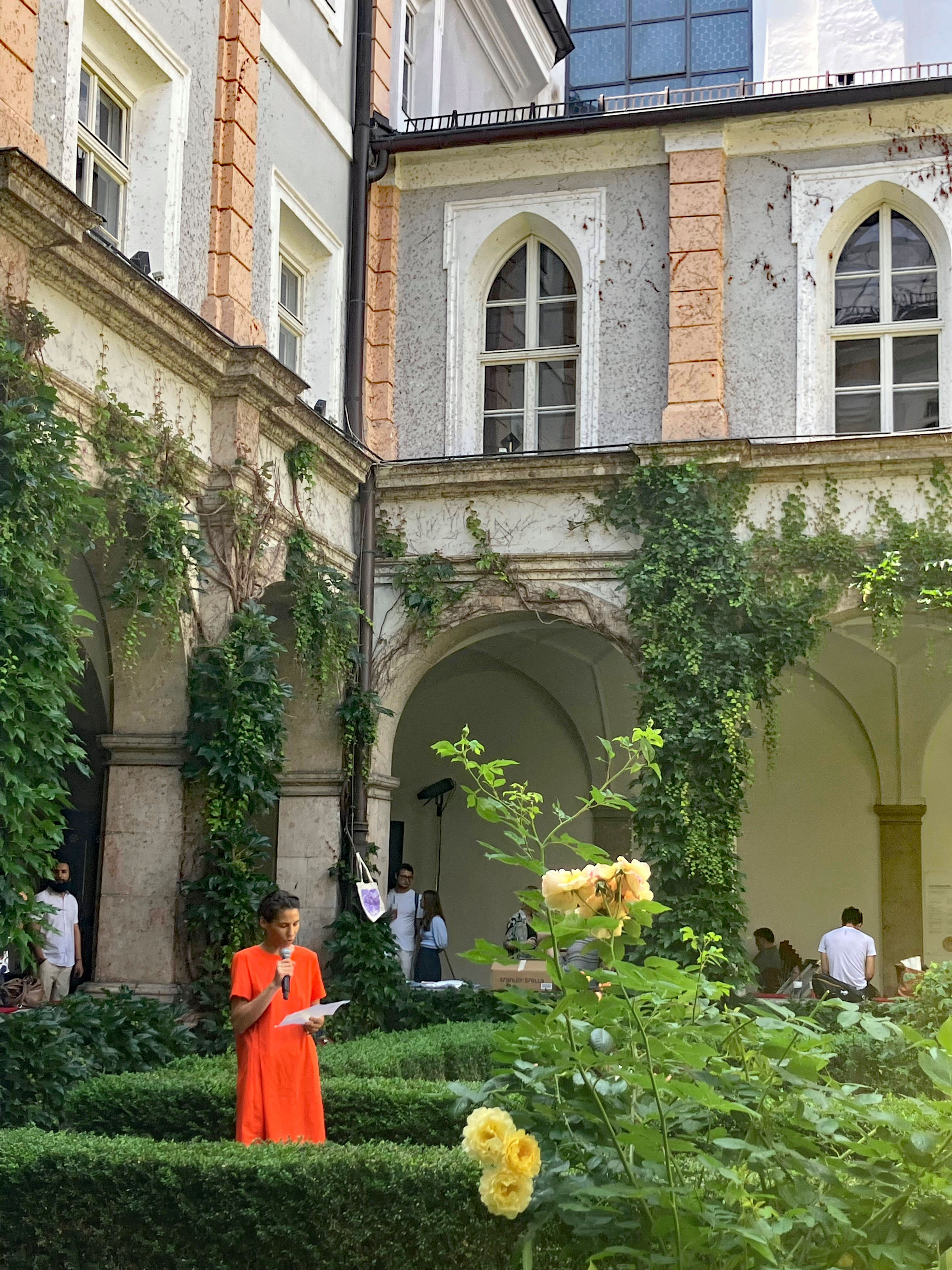 Das Fest der Vielfalt lockte am 14. Juni wieder zahlreiche Interessierte in den Innenhof des Tiroler Volkskunstmuseums. Es war ein Fest für Innsbruckerinnen und Innsbrucker aus vielen Nationen, die sich begegneten, austauschten und das Miteinander feierten. Seit 2013 ist das „Fest der Vielfalt“ eines von zahlreichen Angeboten der städtischen Integrationsstelle, die für Themen der Zuwanderung sensibilisiert sowie Projekte im Sinne von Teilhabe und Gleichberechtigung umsetzt. Im letzten Bild v.l.: Katharina Walter (Kulturvermittlung Tiroler Landesmuseen), Nicola Köfler (Integrationsstelle Stadt Innsbruck), Wolfgang Andexlinger (Amtsvorstand Stadtplanung, Mobilität und Integration) und "Programmansager" Markus Pinter (c) TLM/G. Tamerl