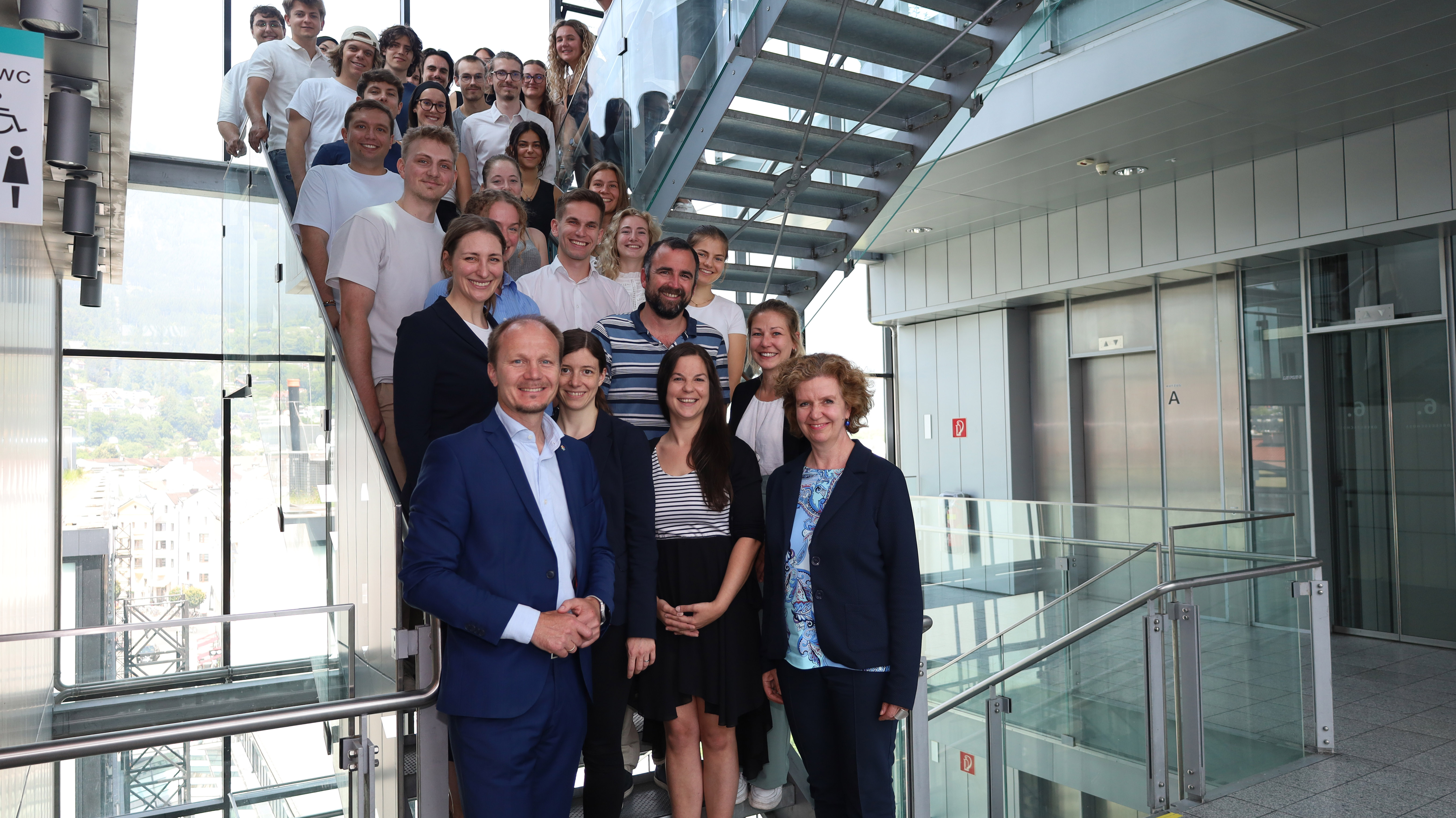 Studierende des Bachelorstudiums „Management, Communication & IT“ des MCI untersuchten die städtische Website auf ihre BenutzerInnenfreundlichkeit. Bürgermeister Johannes Anzengruber (1.Reihe 1.v.l.) und Magistratsdirektorin Gabriele Herlitschka (1. Reihe, 1.v.r.) freuten sich mit Lehrgangsleiterin Gundula Glowka (2. Reihe 1.vl.) über die Kooperation.