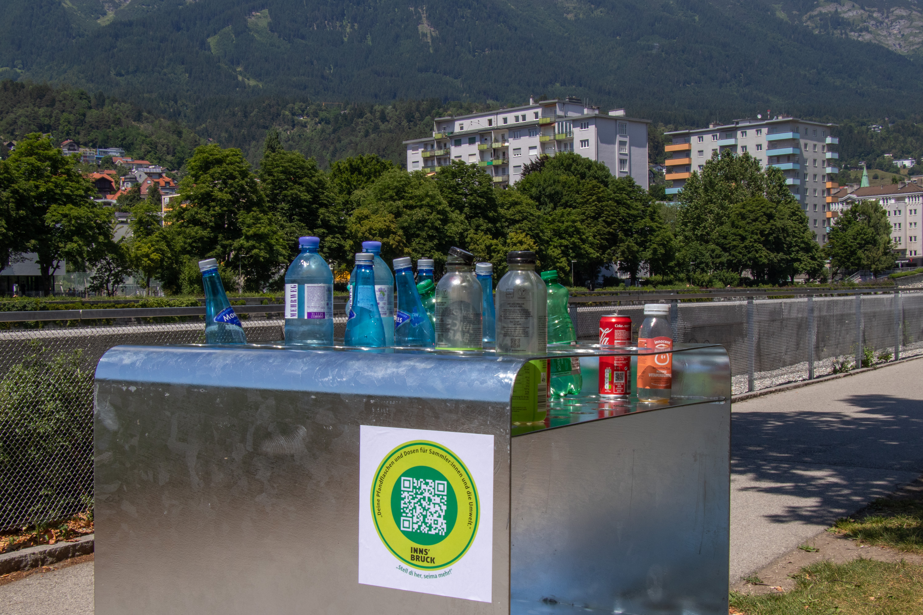 Zwei Pfandinseln wurden an der Innpromenade installiert – bereits am ersten Tag wurden sie rege genutzt.