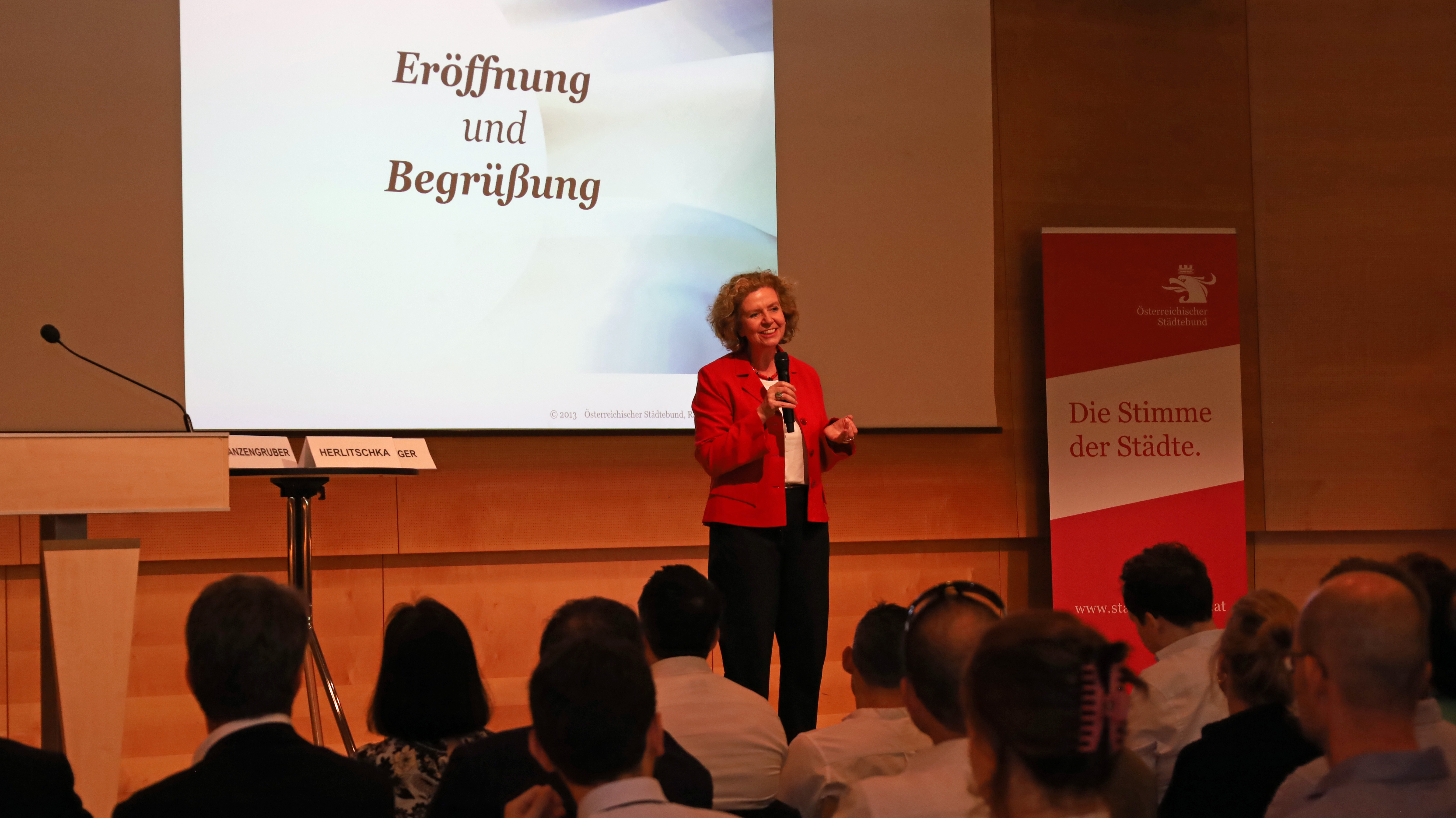 Am 17. und 18. Juni stand bei der Jahrestagung der öffentlichen Datenschutzbeauftragten in Innsbruck der Datenschutz im Fokus: Der Umgang mit der Datenschutzgrundverordnung (DSGVO) in Zeiten von Künstlicher Intelligenz, Entscheidungen der Datenschutzbehörde und des Bundesverwaltungsgerichts (BVwG), der Leitfaden der Datenschutzbehörde zum Informationsfreiheitsgesetz und die neue KI-Servicestelle der RTR-GmbH. Organisiert wurde die Tagung vom Österreichischen Städtebund, der Datenschutzbehörde und dem Bundeskanzleramt. Im Bild: Bürgermeister Johannes Anzengruber, Magistratsdirektorin Gabriele Herlitschka und Städtebund-Generalsekretär Thomas Weninger.