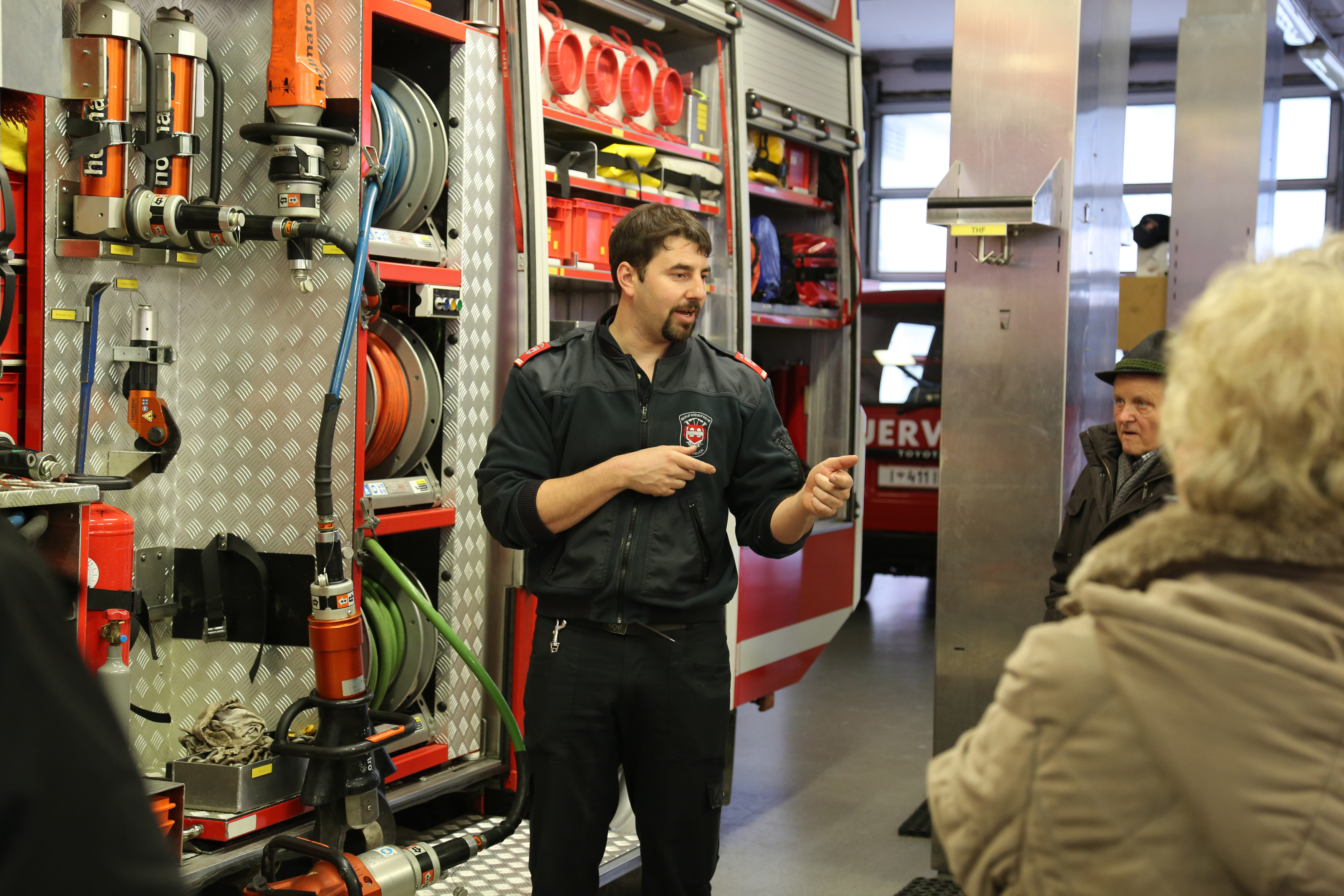 Sehr beeindruckt waren die SeniorInnen als Hansjörg das Technikfahrzeug mit der zahlreichen Ausrüstung präsentierte.