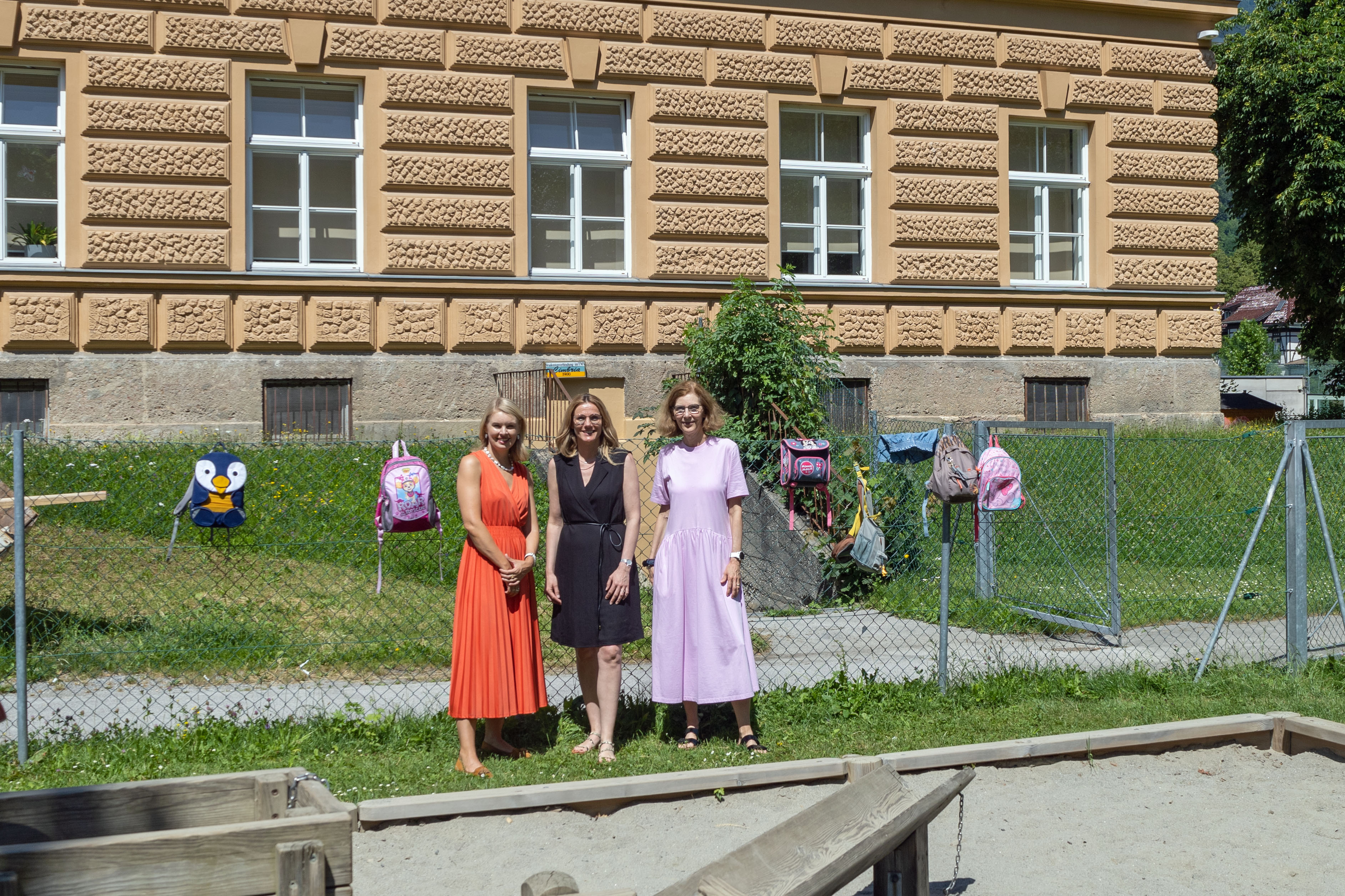 (v.n.l.n.r.) Vizebürgermeisterin Elisabeth Mayr, Referatsleiterin Barbara Schett und Amtsvorständin Martina Zabernig freuen sich am Gelände des Kindergartens Daniel Sailer über das erweiterte Angebot im eigenständigen Betrieb.