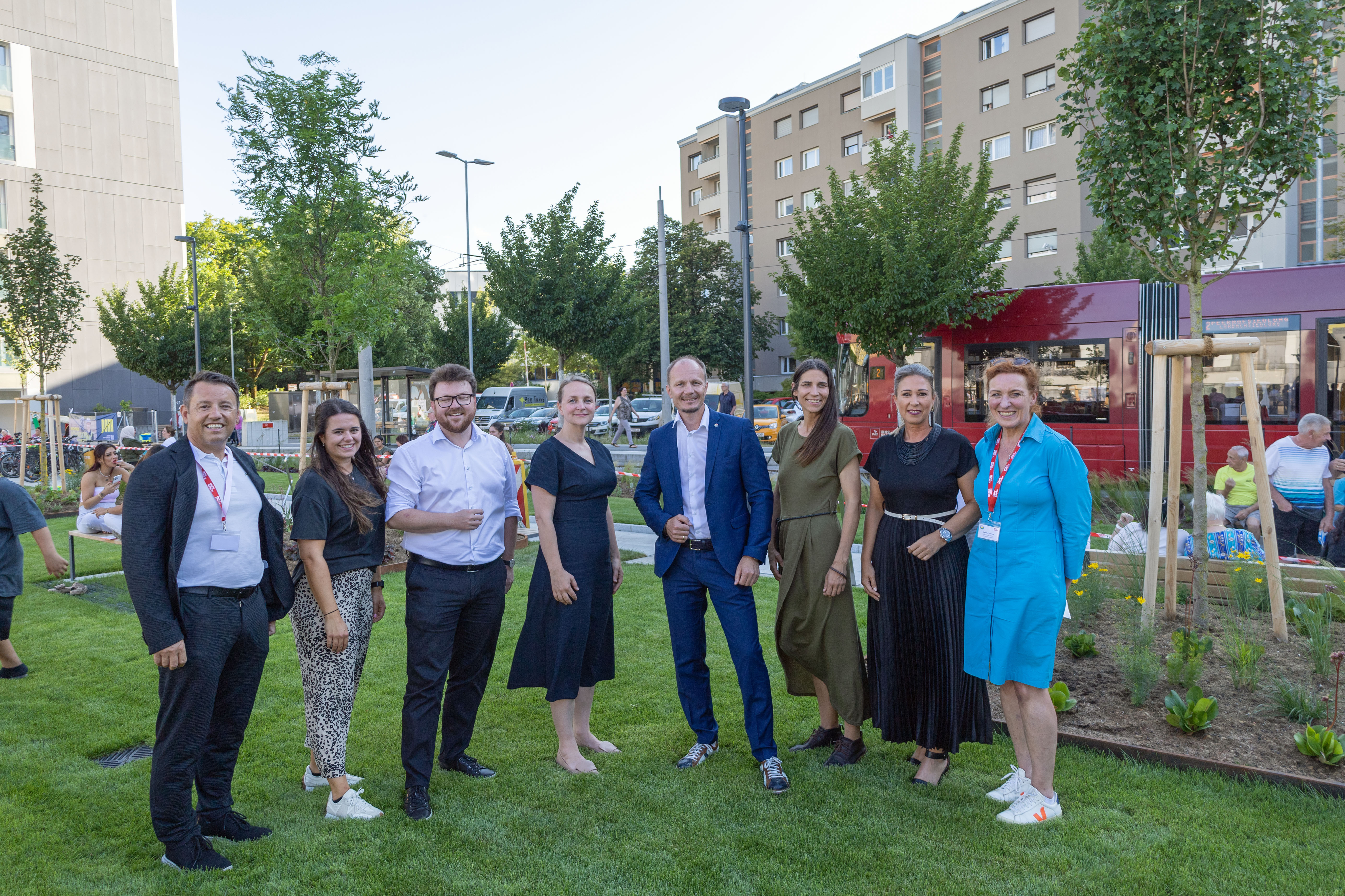 Bürgermeister Johannes Anzengruber (4.v.r.), Stadträtin Janine Bex (3.v.r.), Stadträtin Mariella Lutz (2.v.r.), Gemeinderat Benjamin Plach (3.v.l.), Gemeinderätin Julia Payr (2.v.l.), IIG-Geschäftsführer Franz Danler (l.), Abteilungsleiterin Nicole Kirchberger (Klima- und Energiefonds, 4.v.l.) und COOLYMP-Projektleiterin Christine Schermer (r.) freuen sich bei der Eröffnung am neuen DDr.-Alois-Lugger-Platz.