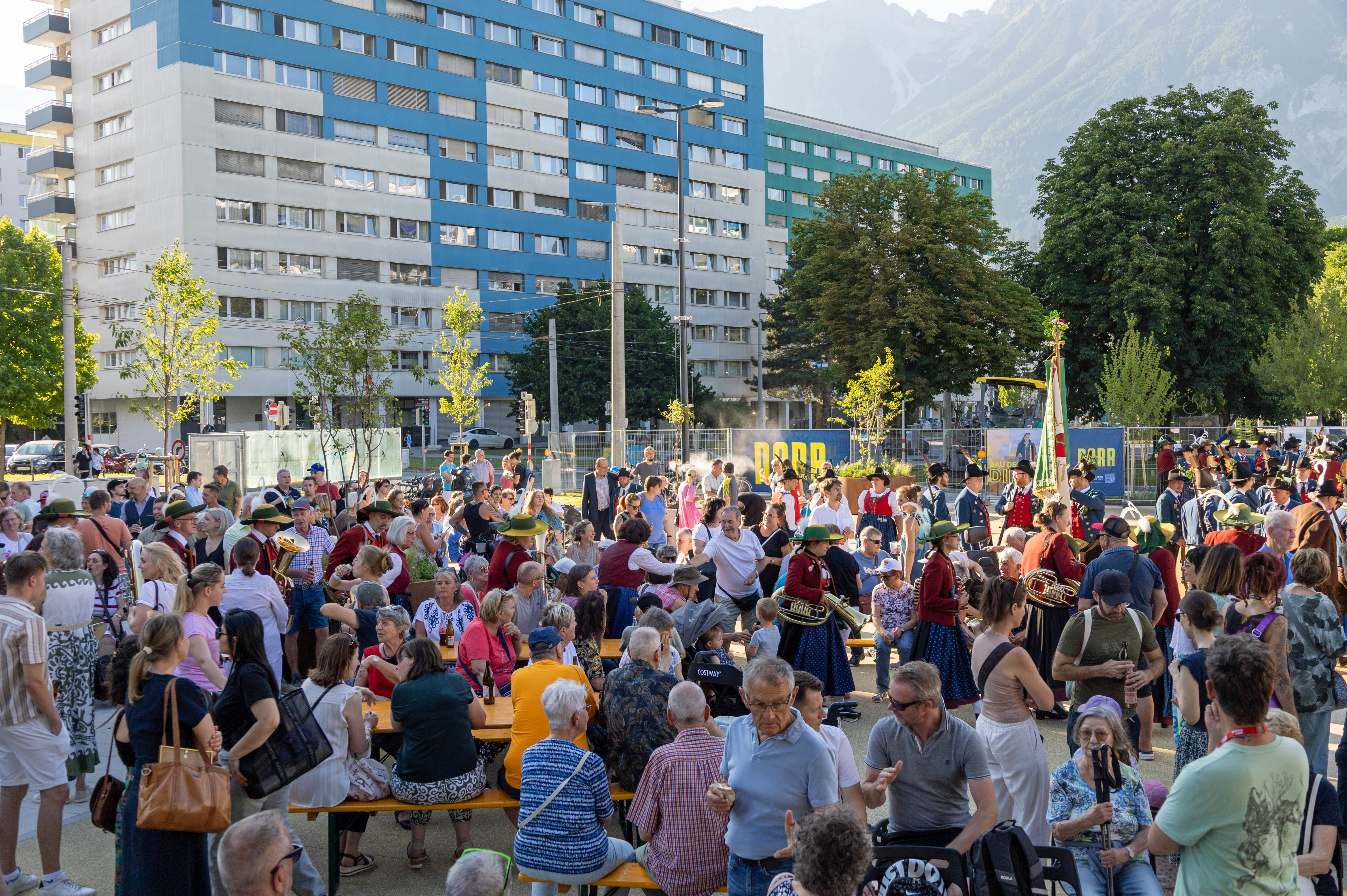 Zahlreiche BesucherInnen wohnten der feierlichen Eröffnung des neuen Platzes bei.