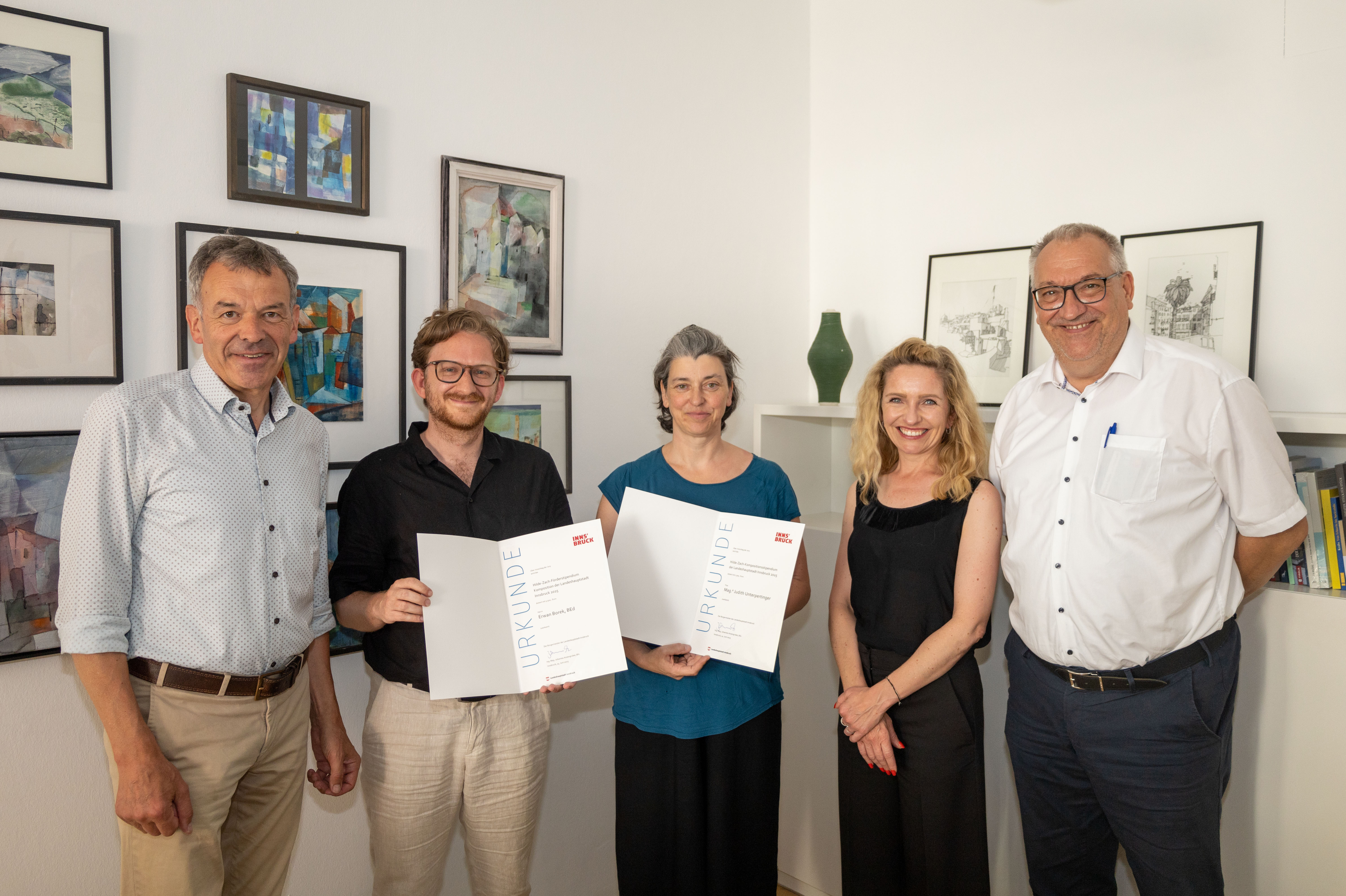 Die Kompositions-StipendiatInnen Judith Unterpertinger und Erwan Borek mit (v.l.) Vizebürgermeister Georg Willi, Kulturamtsleiterin Isabelle Brandauer und Musikschuldirektor Wolfram Rosenberger.