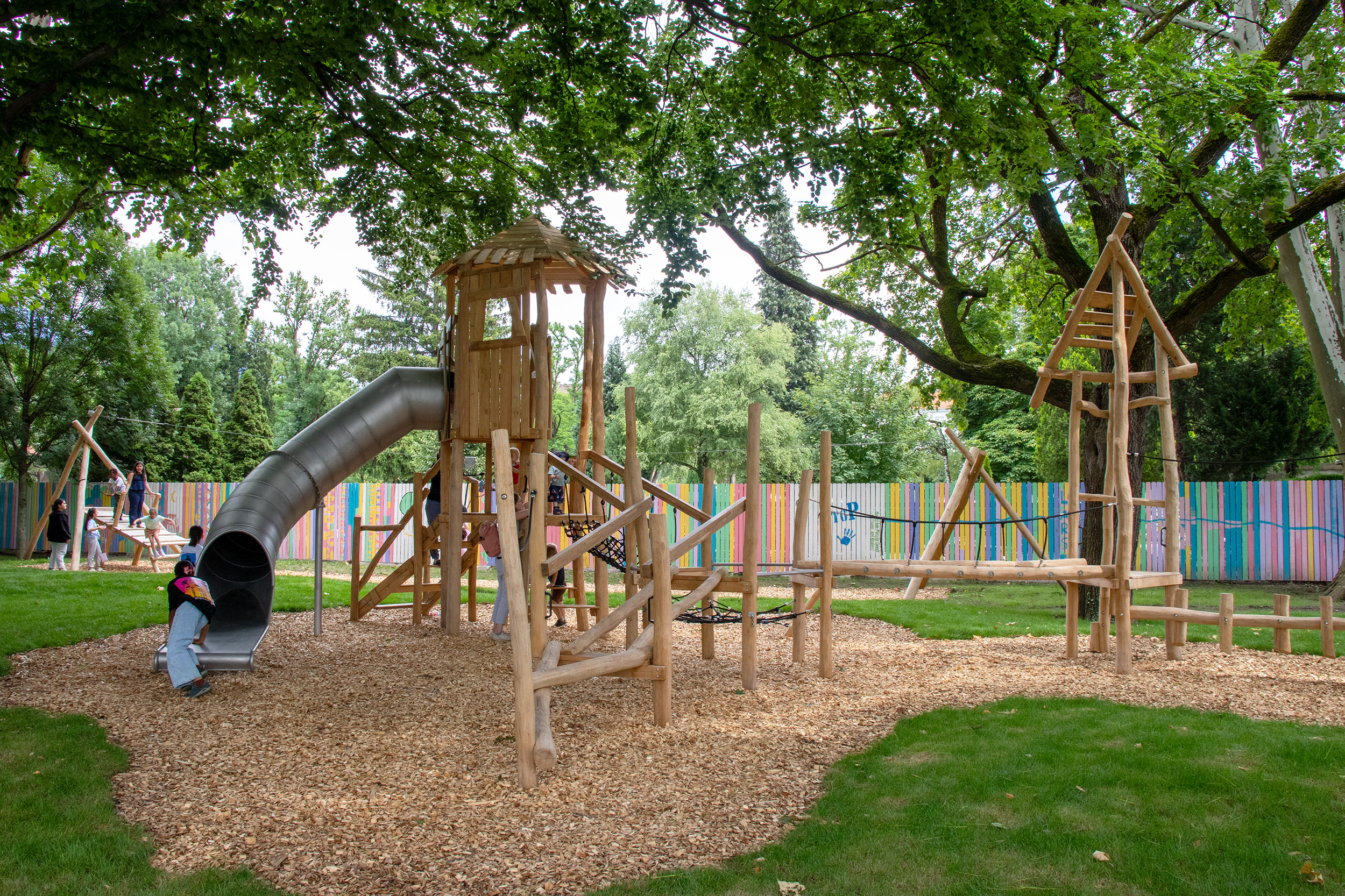 Der neue Kletterturm ist ein Highlight des neuen Beseleparks und wurde bei der Eröffnung schon rege benutzt.