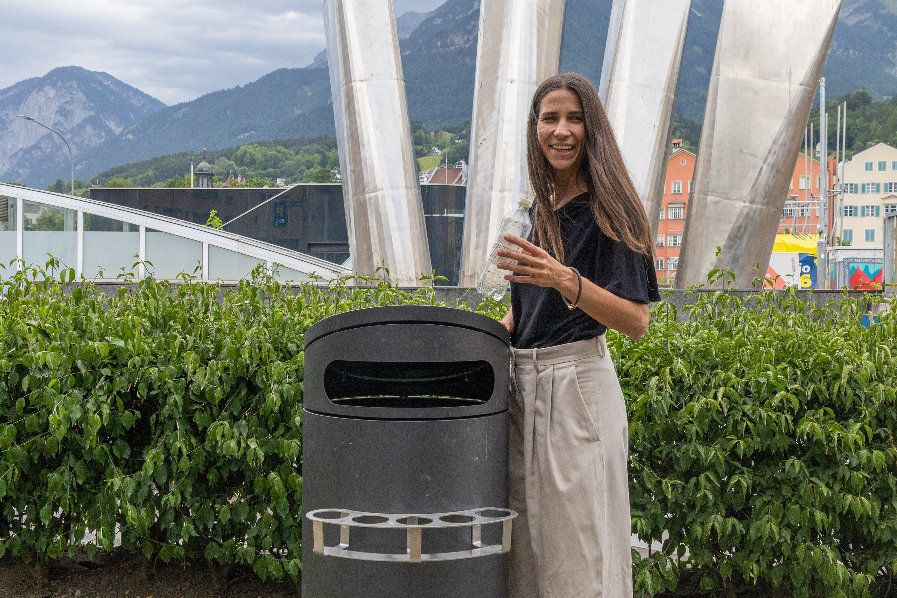 Stadträtin Janine Bex freut sich über den ersten Pfandring am Marktplatz – weitere Standorte sind in Planung.