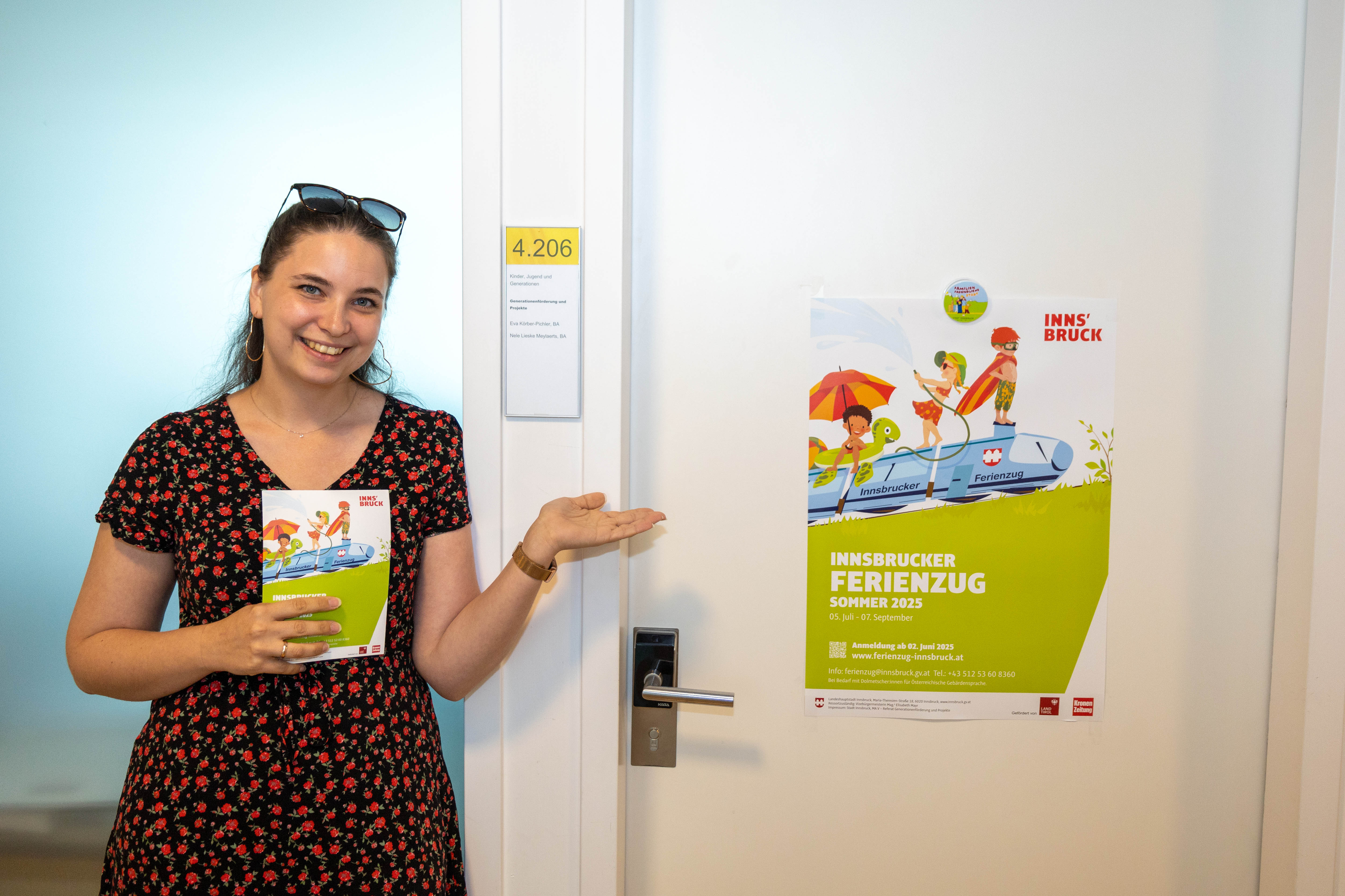 Eva Körber-Pichler vom Referat Generationenförderung und Projekte organisiert den städtischen Ferienzug und damit zahlreiche spannende Veranstaltungen für Innsbrucks Kinder in den Ferien.