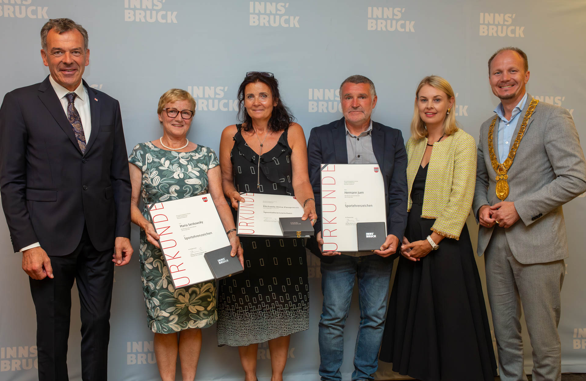 Sportehrenzeichen (v. l.): Vizebürgermeister Georg Willi, Maria Senkowsky, Michaela Anna Pasquazzo, Hermann Juen, Vizebürgermeisterin Elisabeth Mayr, Bürgermeister Johannes Anzengruber.