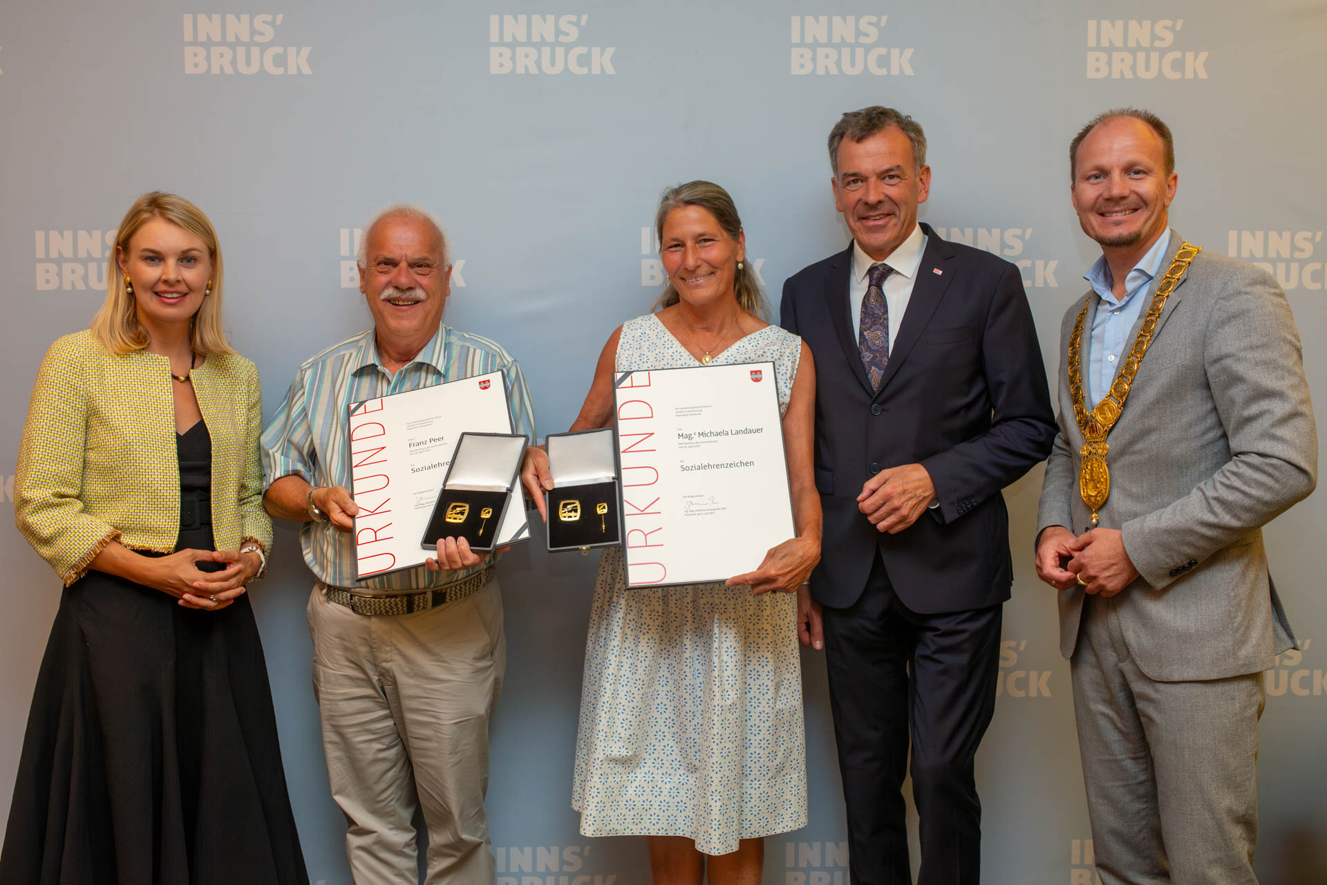 Sozialehrenzeichen (v. l.): Vizebürgermeisterin Elisabeth Mayr, Franz Peer, Michaela Landauer, Vizebürgermeister Georg Willi, Bürgermeister Johannes Anzengruber.