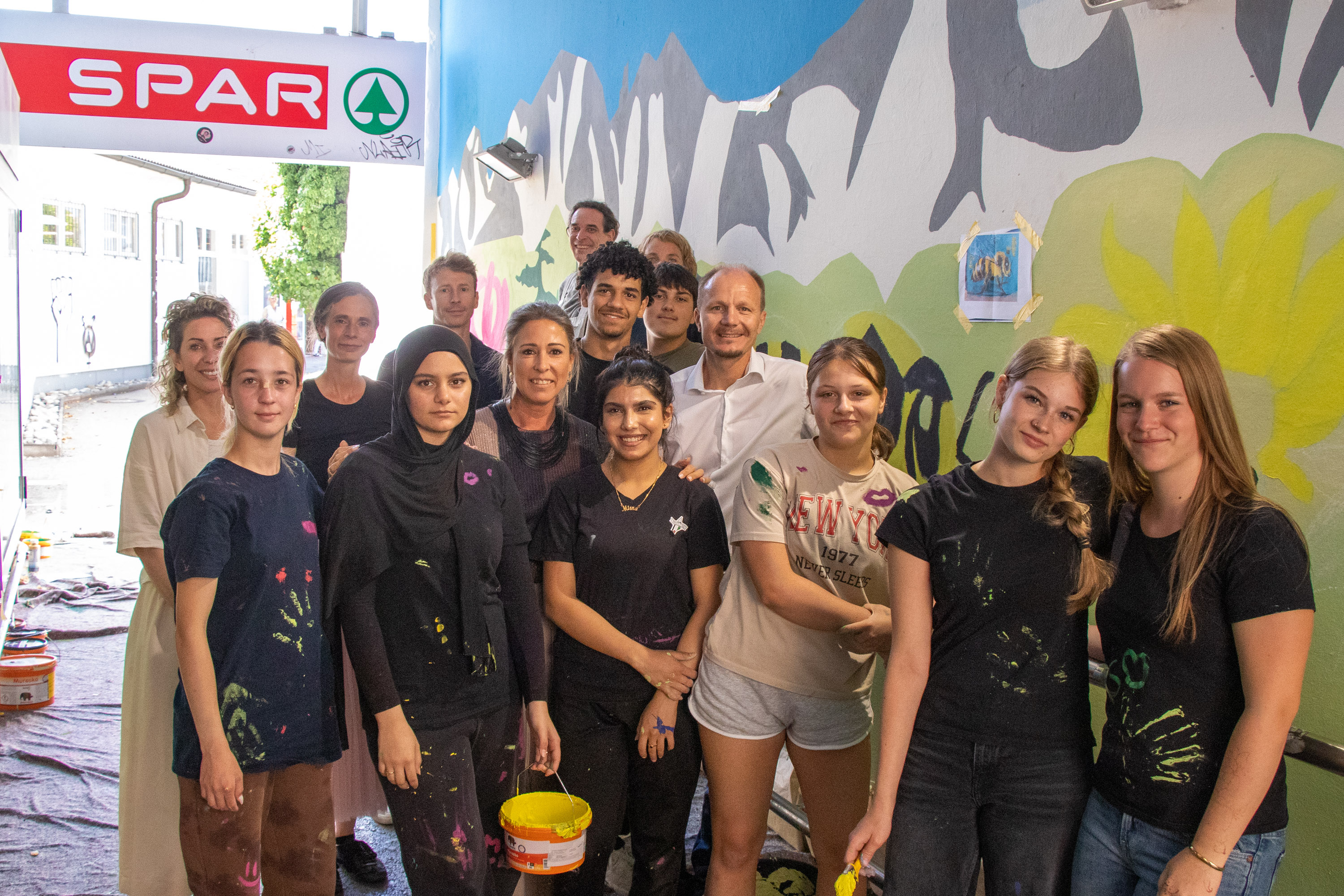 Bürgermeister Johannes Anzengruber (4.v.r.) und Stadträtin Mariella Lutz (3.v.l.) freuen sich mit den SchülerInnen der MS Ilse-Brüll-Gasse sowie Mitarbeitenden des Referats BürgerInnenbeteiligung und des ISD-Stadtteiltreffs Wilten über die Neugestaltung des oft frequentierten Durchgangs.