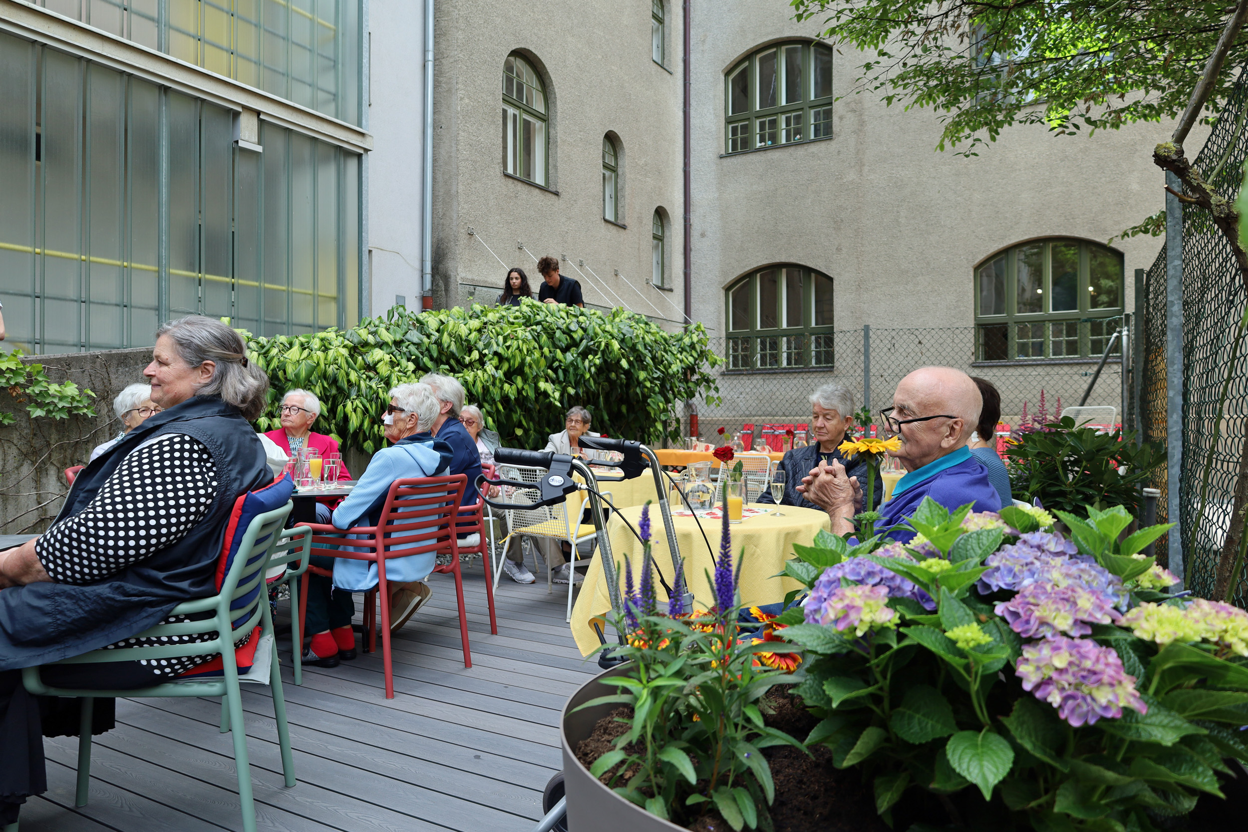 Die neue Gartenterrasse ist ein lauschiges Plätzchen an heißen Sommertagen.