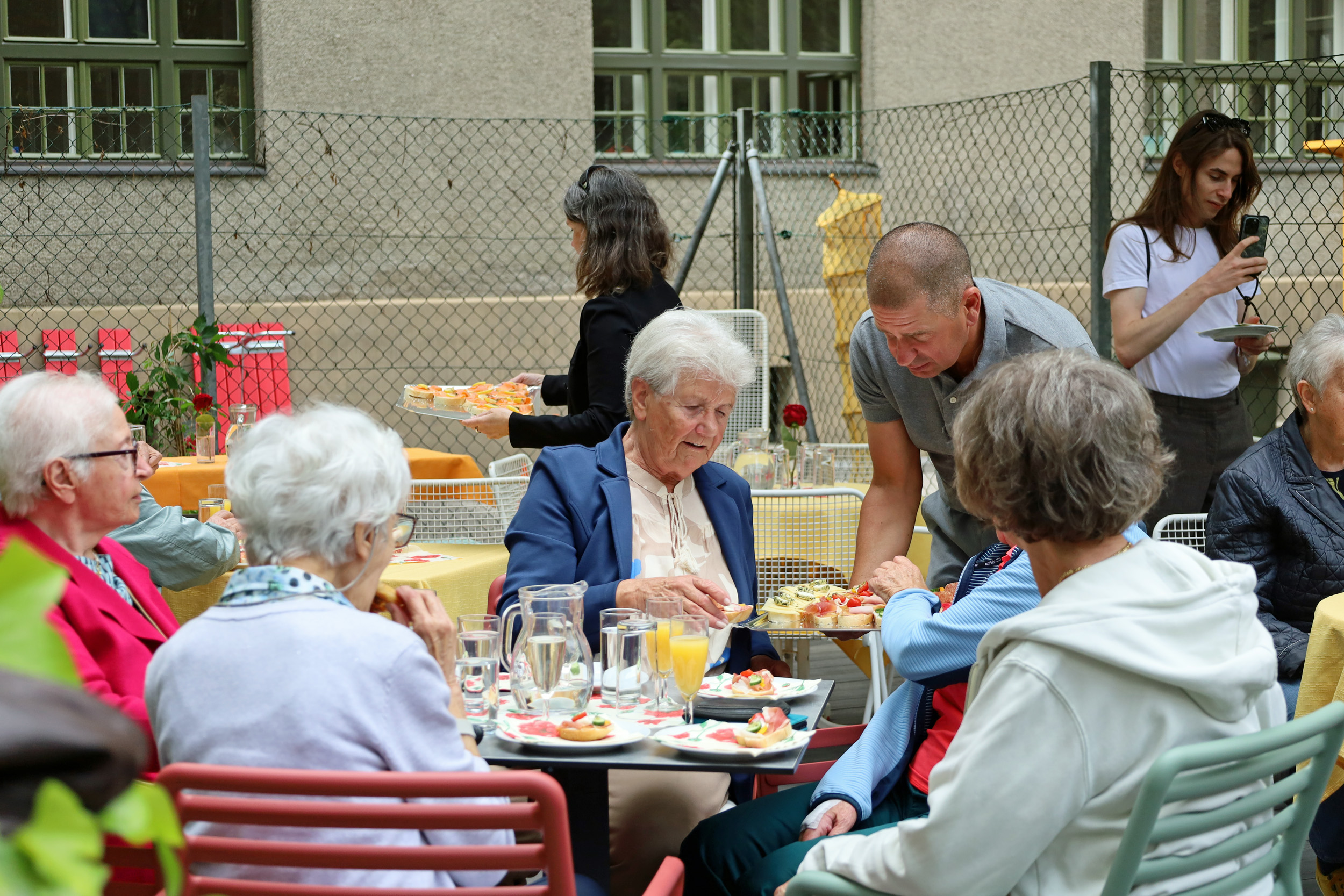 Bei Brötchen und Sekt wurde auf die neue Gartenterrasse angestoßen.