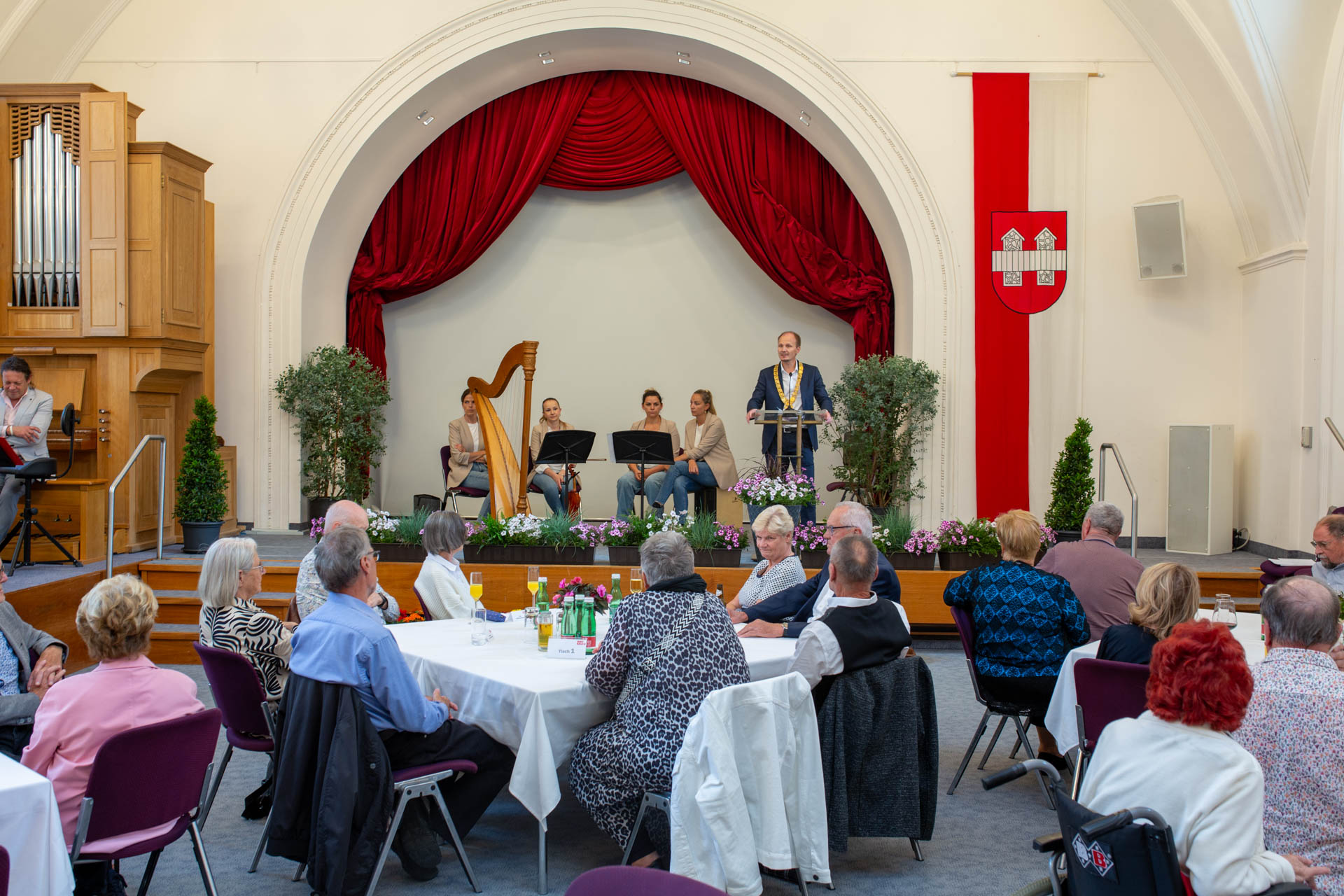 Am 16. Juli versammelten sich 16 Diamantene und 21 Goldene Jubelpaare zu ihren 60- bzw. 50-jährigen Hochzeitsjubiläen im Ursulinensaal. Bürgermeister Johannes Anzengruber hieß die Paare willkommen. Feierlich musikalisch umrahmt wurde das fröhliche Beisammensein unter anderem von der Musikschule Innsbruck, der sommerliche Blumenschmuck stammt aus der Stadtgärtnerei.