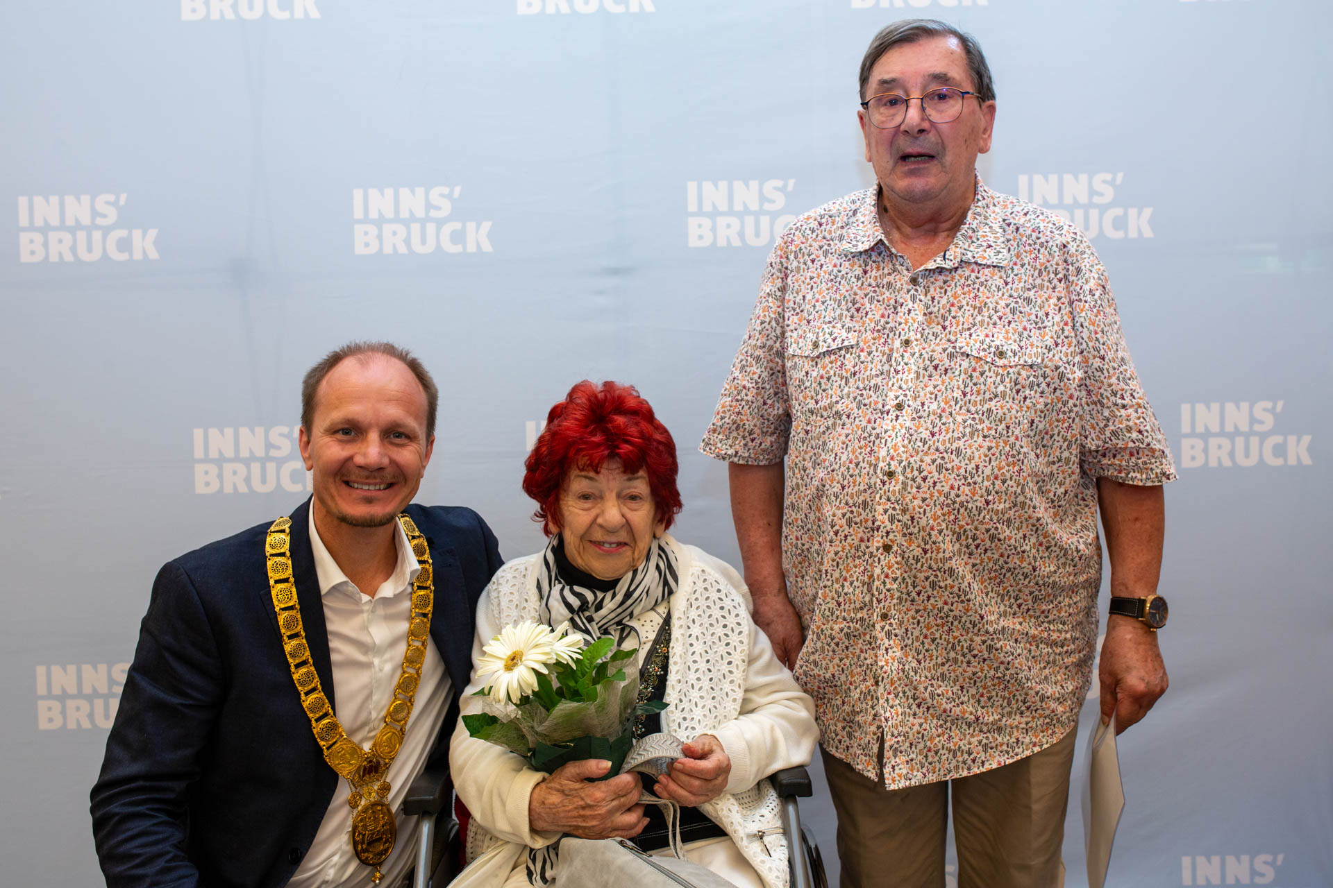 Am 16. Juli versammelten sich 16 Diamantene und 21 Goldene Jubelpaare zu ihren 60- bzw. 50-jährigen Hochzeitsjubiläen im Ursulinensaal. Bürgermeister Johannes Anzengruber hieß die Paare willkommen. Feierlich musikalisch umrahmt wurde das fröhliche Beisammensein unter anderem von der Musikschule Innsbruck, der sommerliche Blumenschmuck stammt aus der Stadtgärtnerei.