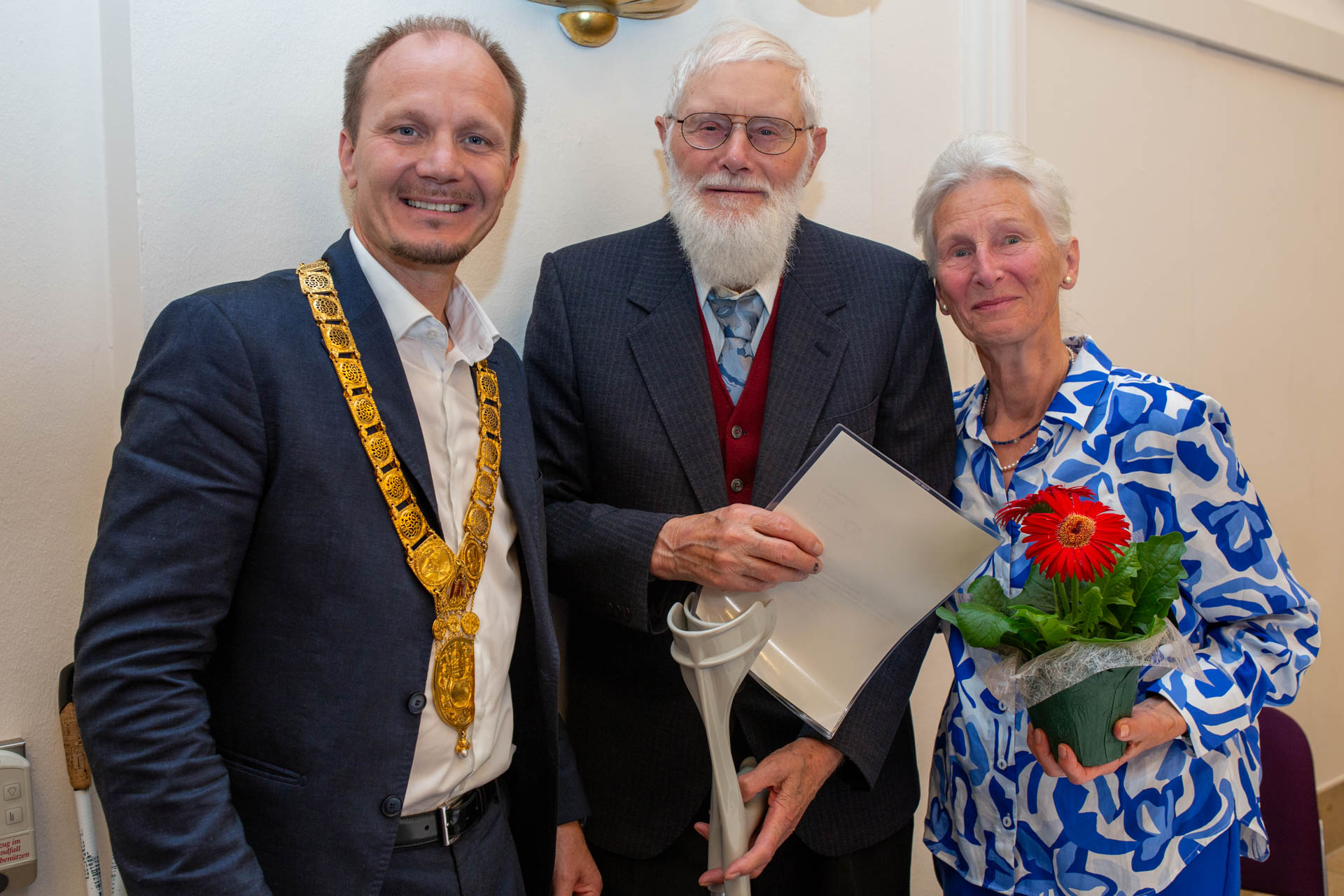 Am 16. Juli versammelten sich 16 Diamantene und 21 Goldene Jubelpaare zu ihren 60- bzw. 50-jährigen Hochzeitsjubiläen im Ursulinensaal. Bürgermeister Johannes Anzengruber hieß die Paare willkommen. Feierlich musikalisch umrahmt wurde das fröhliche Beisammensein unter anderem von der Musikschule Innsbruck, der sommerliche Blumenschmuck stammt aus der Stadtgärtnerei.