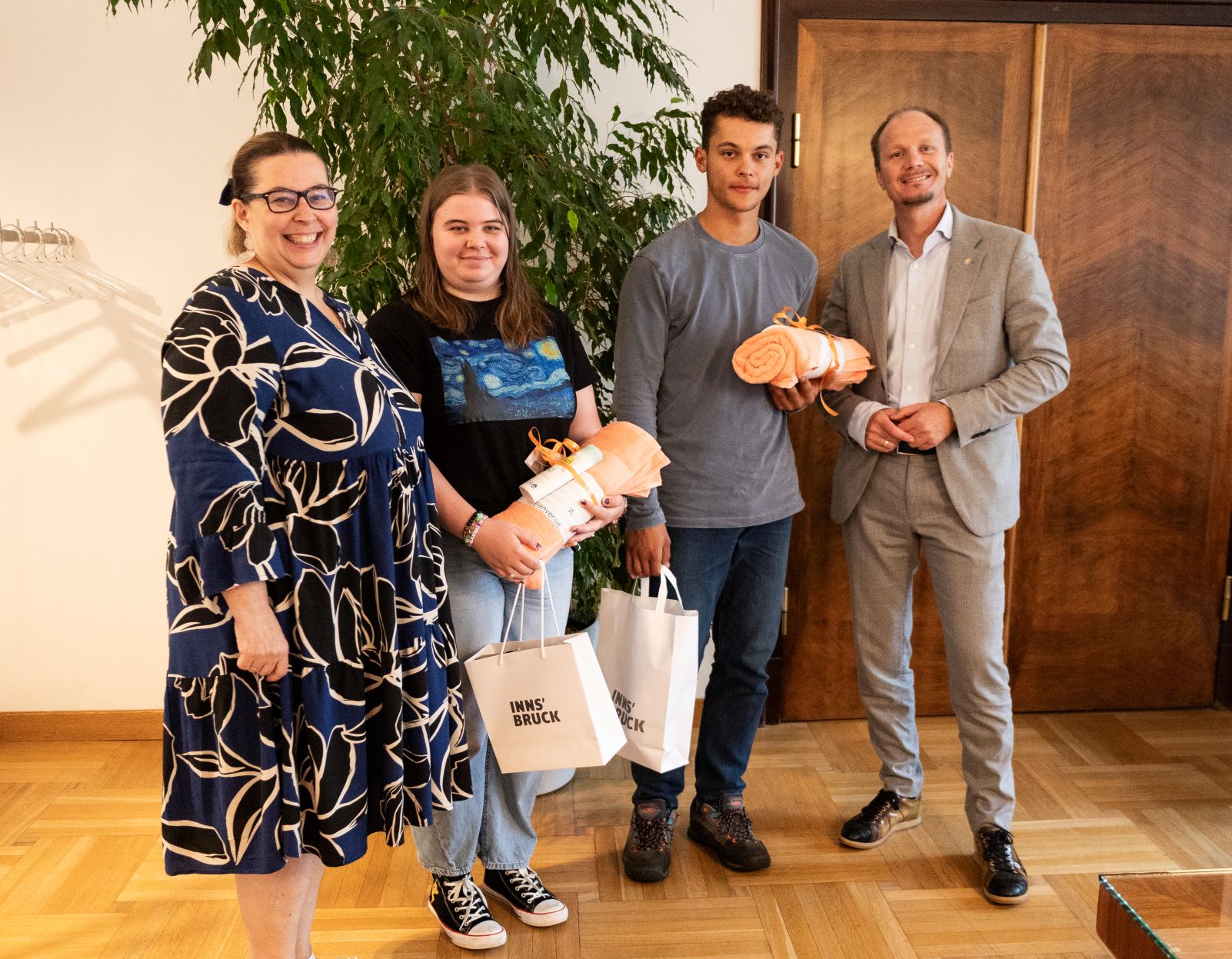 Bürgermeister Johannes Anzengruber (r.).und die städtische Lehrlingsbeauftragte Sabine Floßmann (l.) freuen sich mit  den Lehrlingen Hannah Thurnes (2.v.l.) und Elias Scherl (2.v.r.) über ihre ausgezeichneten Lehrjahre.