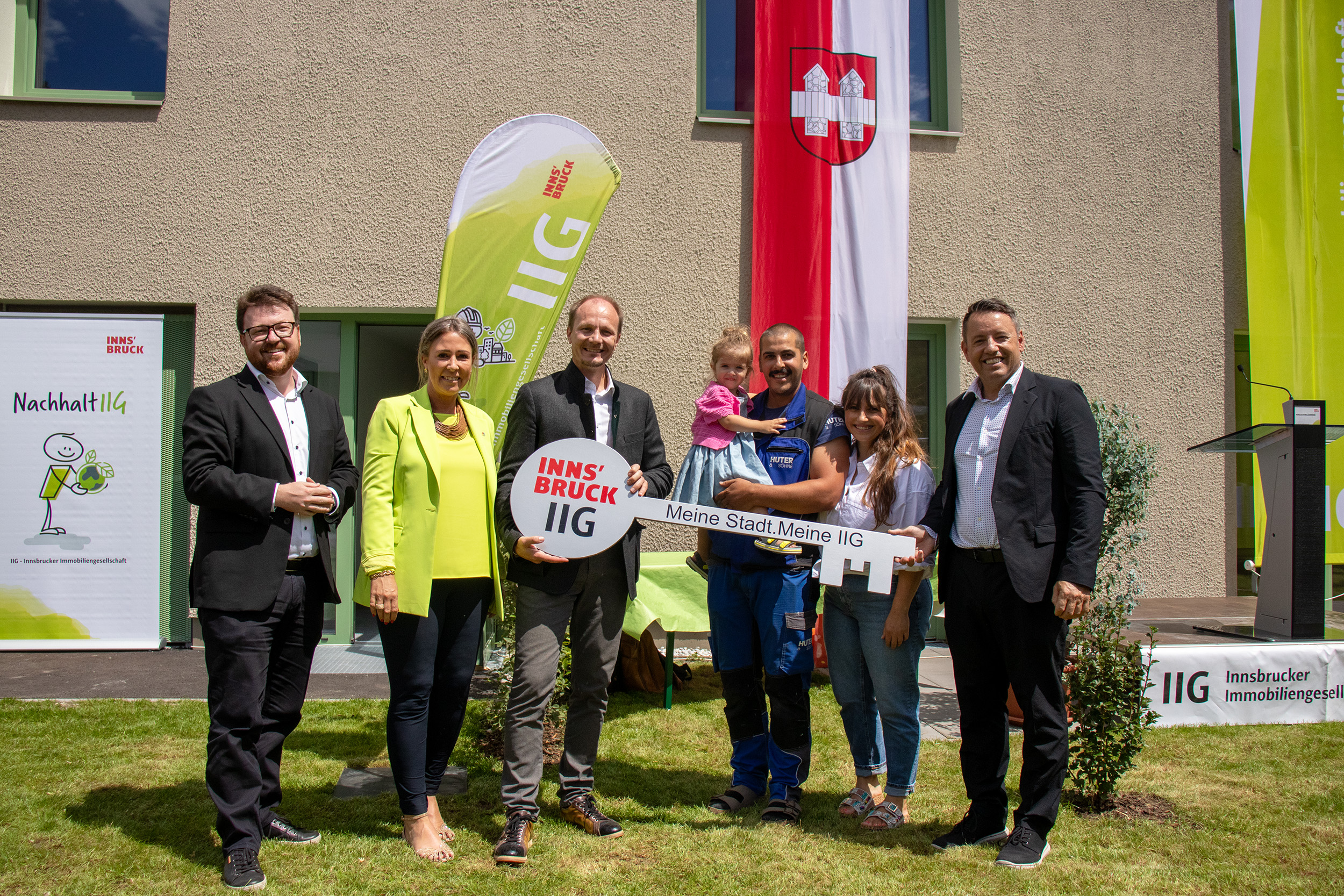 Sichtliche Freude bei der Schlüsselübergabe: (v.l.n.r.:) Gemeinderat Benjamin Plach, Stadträtin Mariella Lutz, Bürgermeister Johannes Anzengruber und IIG-Geschäftsführer Franz Danler überreichen der Familie Bergmann symbolisch den Schlüssel zu ihrem neuen Zuhause.