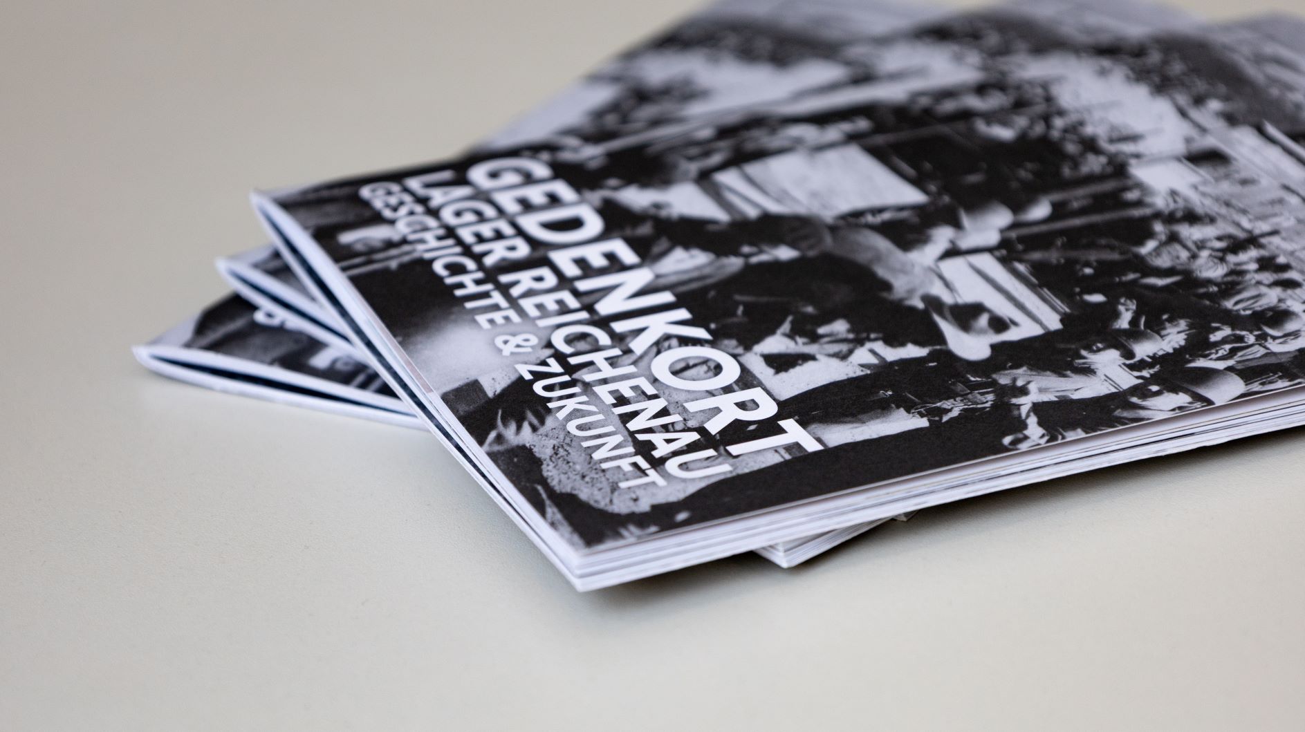 Die Broschüre "Gedenkort Lager Reichenau: Geschichte und Zukunft" ist in gedruckter Form im Stadtarchiv Innsbruck sowie im Online-Shop des Stadtarchivs unter www.innsbruck.gv.at/shop erhältlich.