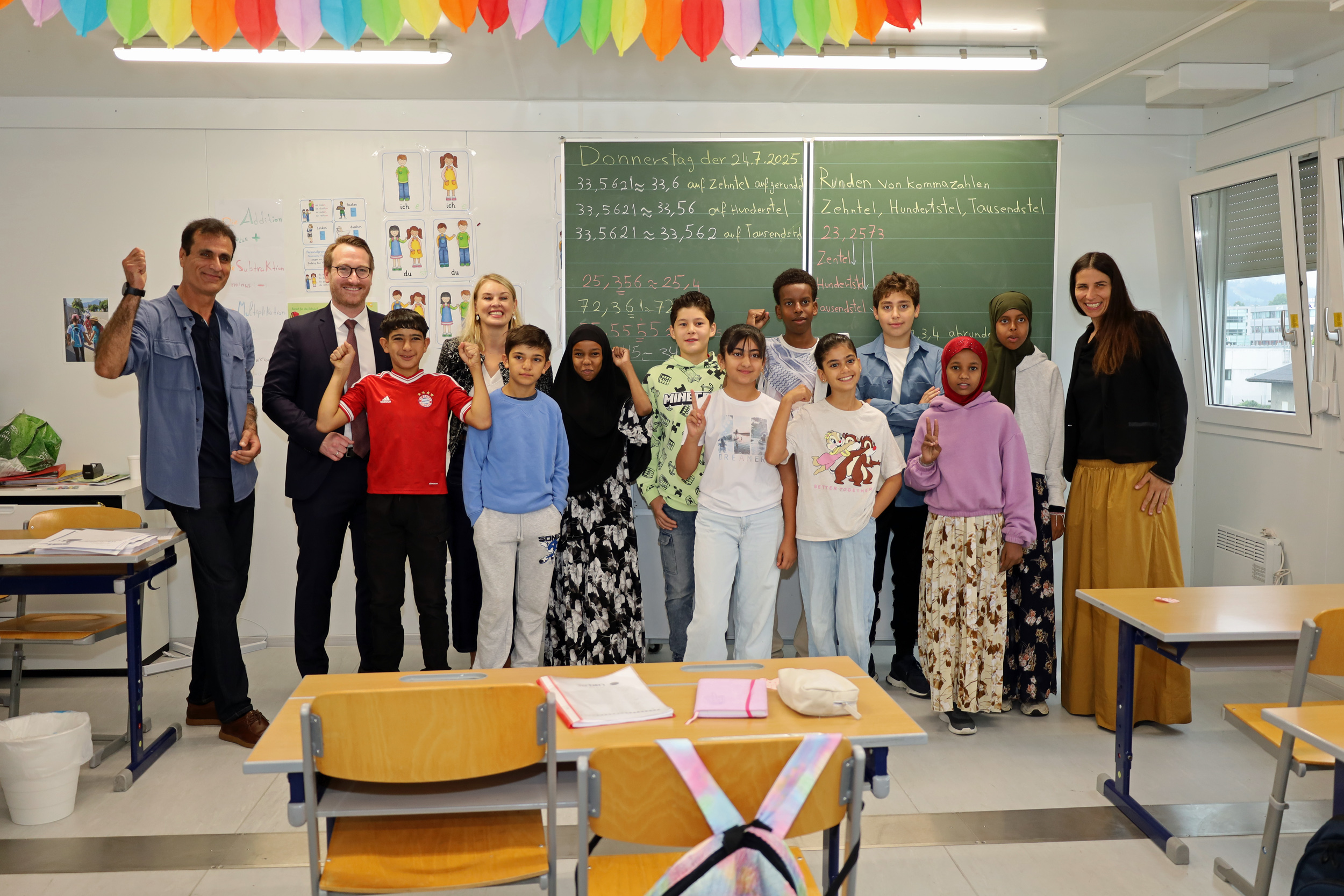 Stadträtin Janine Bex (r. ), Vizebürgermeisterin Elisabeth Mayr (3.v.l., hinten) und LH-Stv. Philip Wohlgemuth (2.v.l.) statteten einer Klasse der Sommerschule einen Besuch ab.