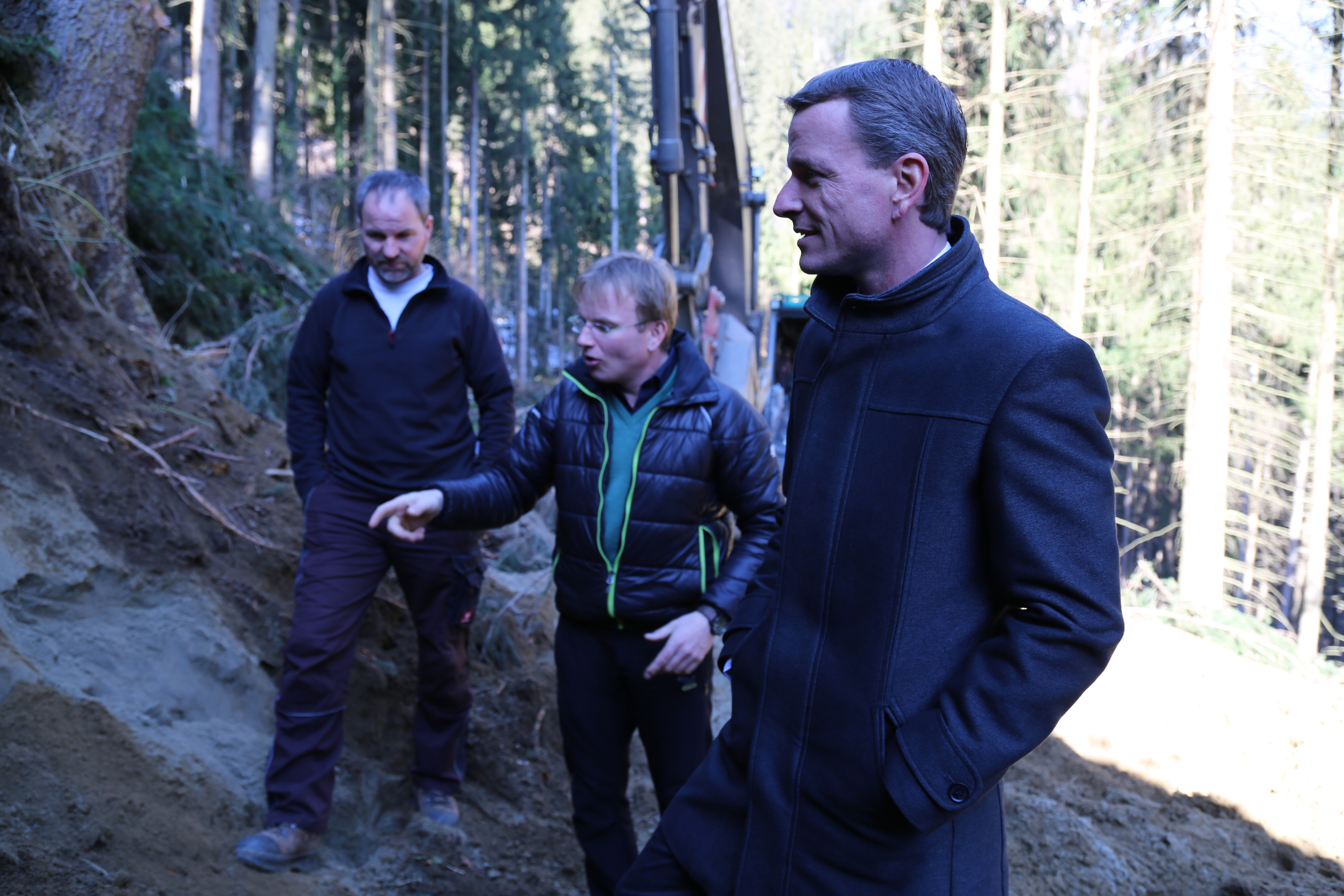 Vizebürgermeister Christoph Kaufmann (rechts) bei der Begehung der aktuellen Baustelle des Erlerweges, der ebenfalls im Zuge der zahlreichen Maßnahmen rund um die Wander- und Radwege im Mühlauer Stadtwald erweitert und saniert wird.