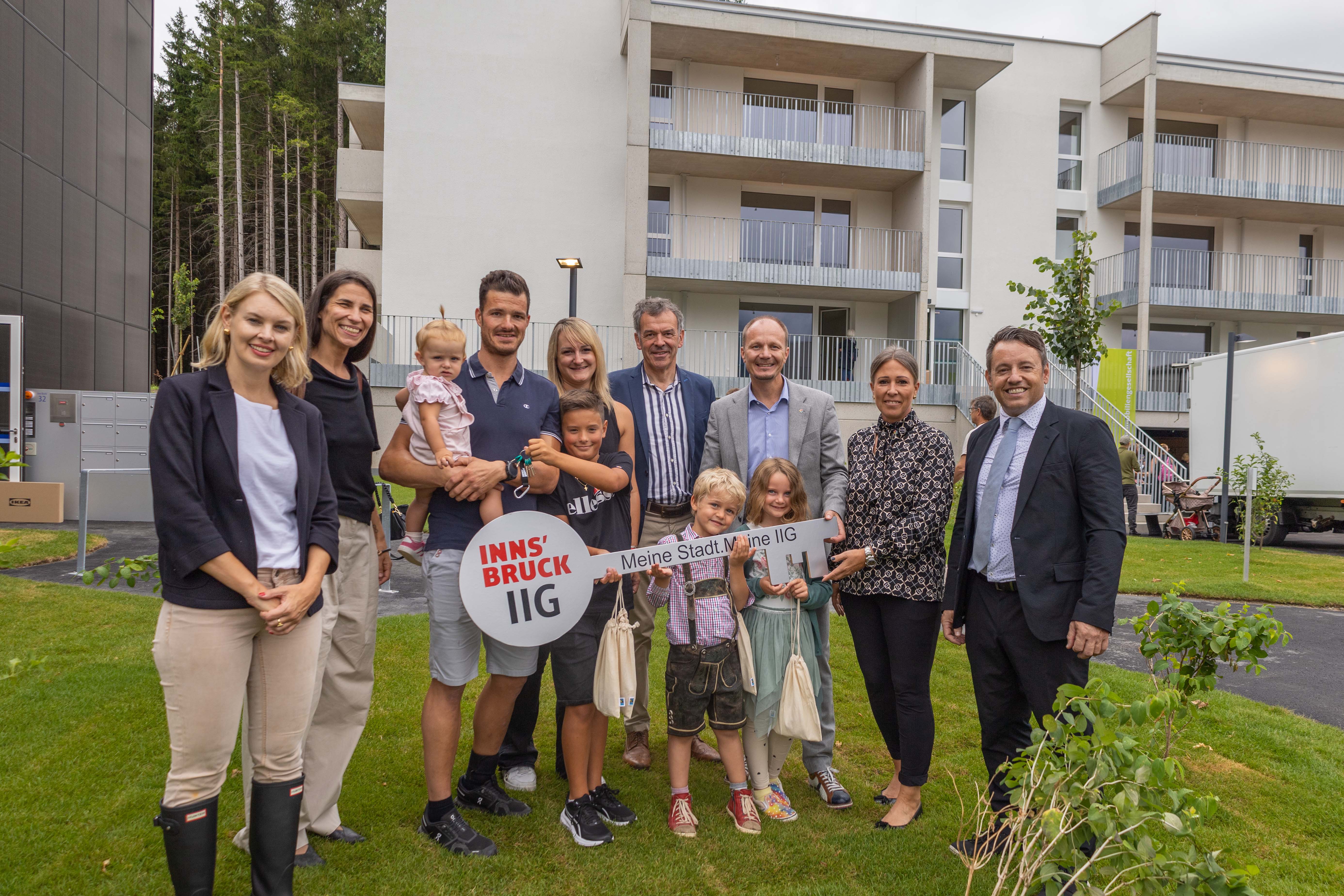 Feierliche Schlüsselübergabe in Igls: Die Innsbrucker Stadtregierung und IIG-Geschäftsführer Franz Danler (r.) gratulierten den neuen BewohnerInnen zu ihrem Heim.