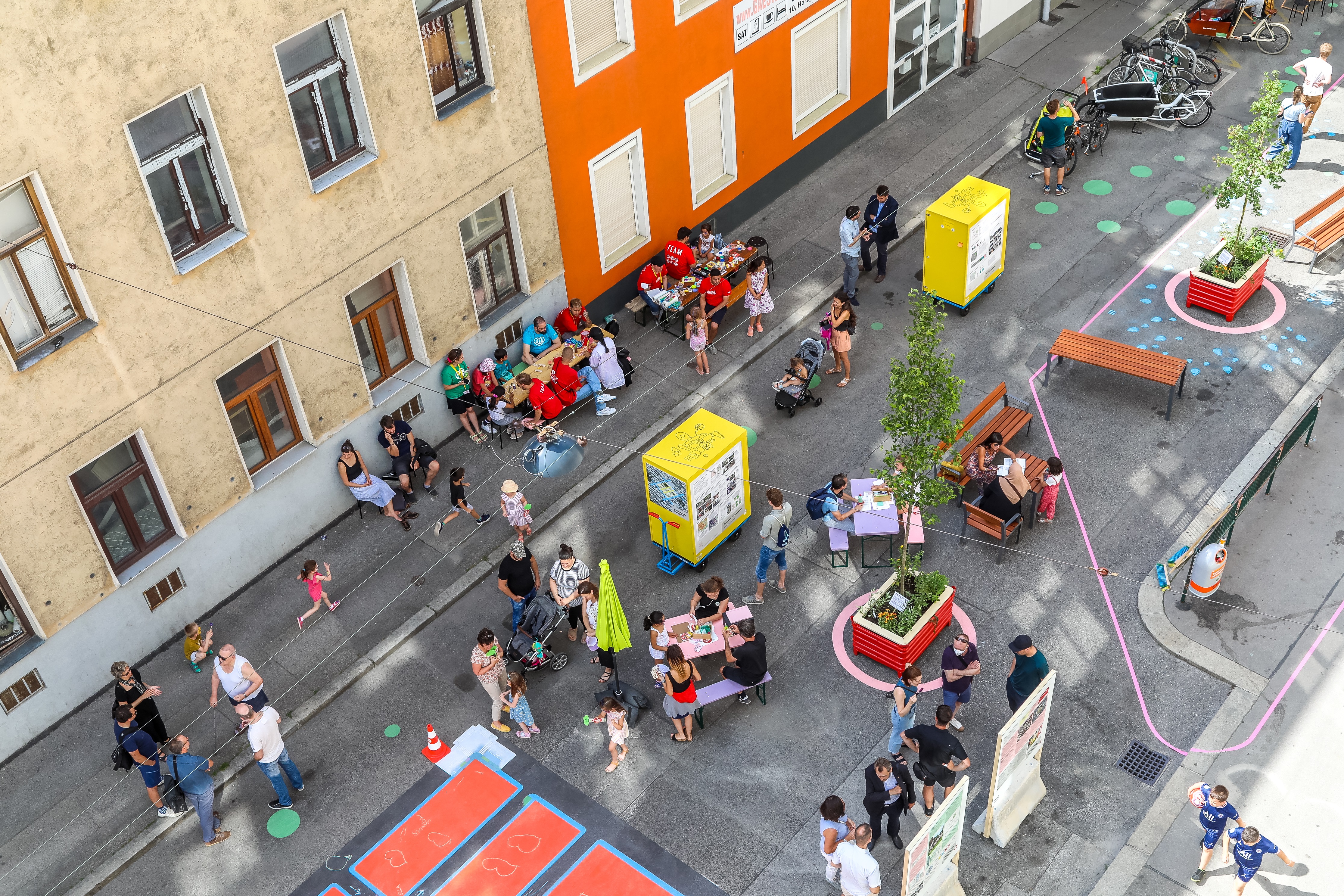 Belebter Stadtraum statt graue Straße: Ein „Supergrätzel" in Wien zeigt, wie urbane Lebensqualität aussehen kann.