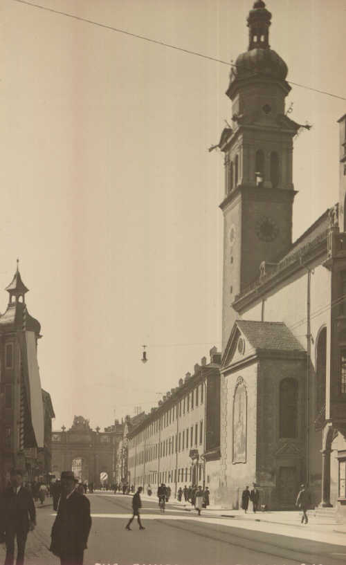 Maria-Theresienstraße mit Servitenkirche im Jahr 1924.
