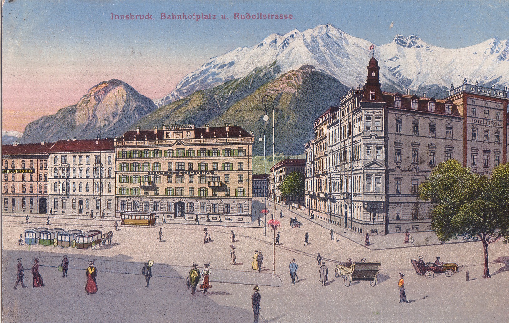 Blick vom Südtiroler Platz (damals Bahnhofplatz bzw. Bahnstraße) in die Brixner Straße (damals Rudolfstraße) in Richtung Westen. Links das Hotel Europa (damals Bahnstraße 14 = heute Südtiroler Platz 2), am rechten Bildrand das Hotel Tyrol. (Postkarte koloriert, 1917)