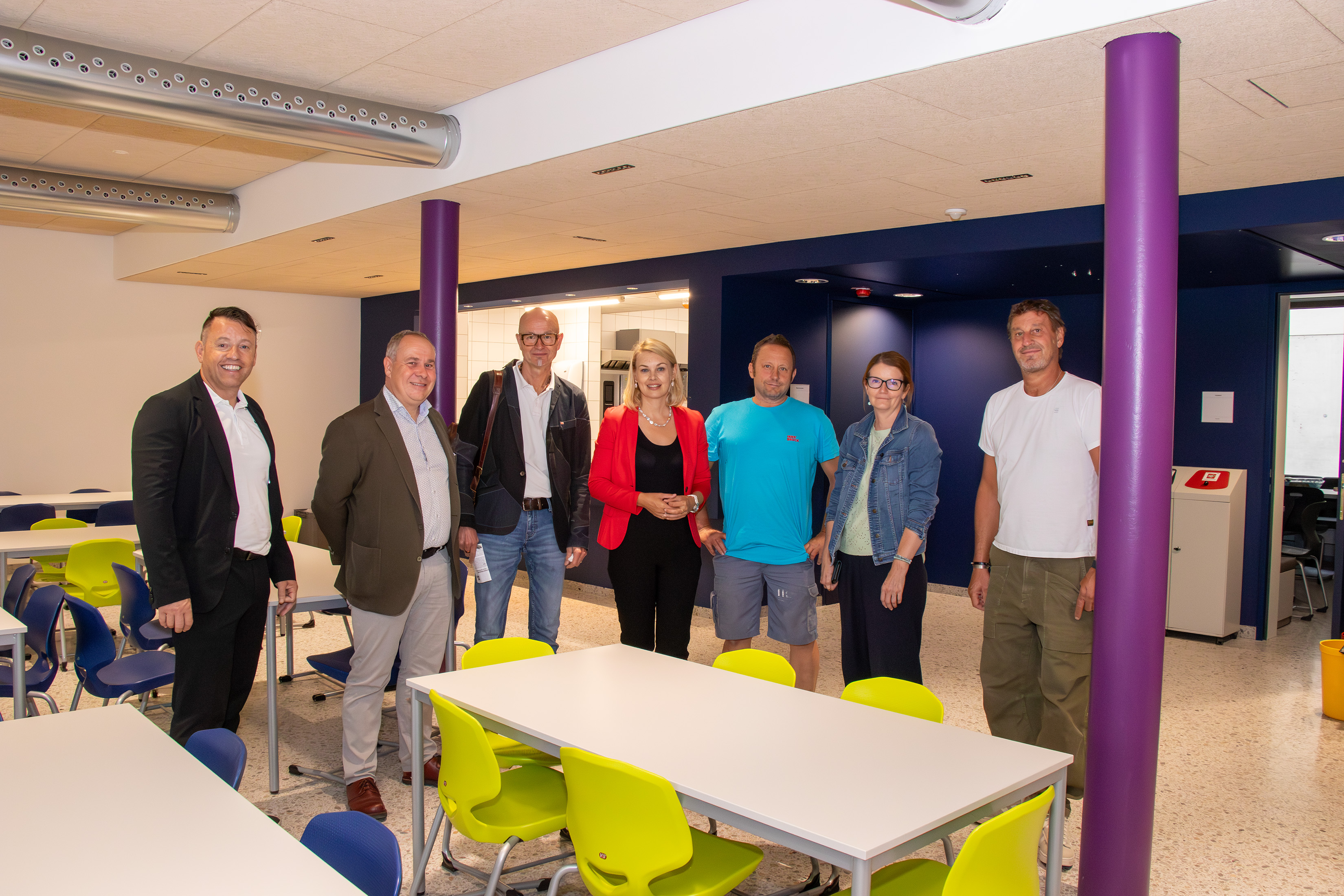 IIG-Geschäftsführer Franz Danler, Projektleiter Walter Aistleitner (IIG), Amtsvorstand Werner Leithmayer, Vizebürgermeisterin Elisabeth Mayr, Schulwart Oliver Tschank, Direktorin Petra Eichler und Bauleiter Martin Kiechl machen sich ein Bild vom frisch sanierten Campus Arzl.