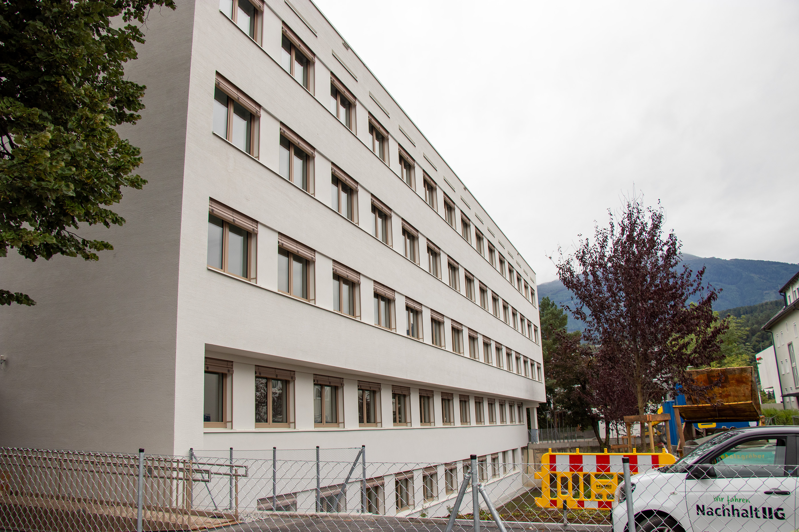 Der westliche Gebäudeteil am Domanigweg 3 wurde generalsaniert und aufgestockt, um künftig der Kinder Jugend GmbH und dem Verein lilawohnt ausreichend Platz zu bieten.