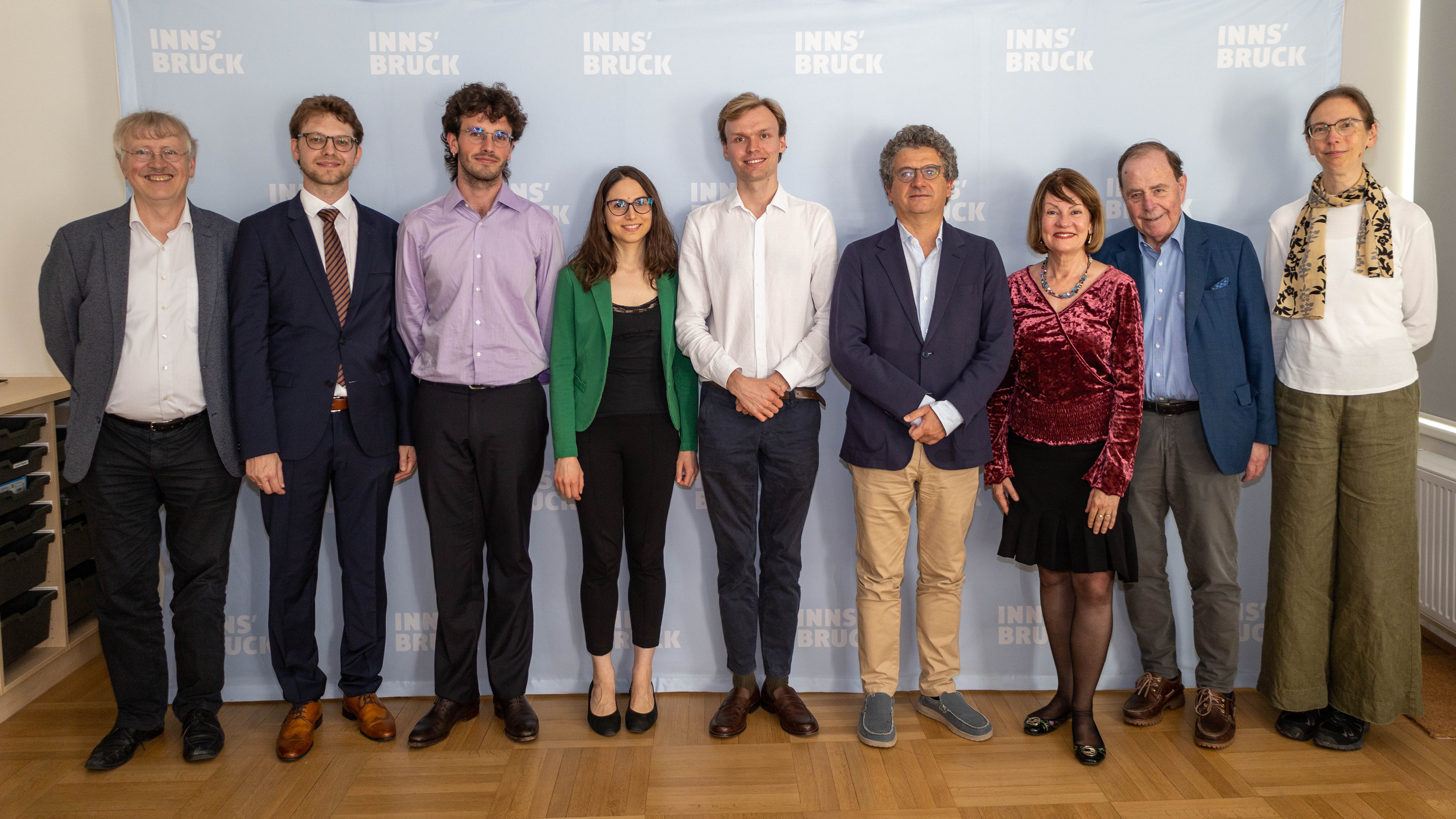 (v.l.n.r.) Wolfgang Zerer (Jury), Michael Schöch (Juryvorsitz), Nadal Roig i Serralta (Spanien) - Preisträger 2. Platz, Giulia Ricci (Italien) - Preisträgerin 2. Platz, Josef Laming (Großbritannien) – Preisträger 1. Platz, Maurizio Croci (Jury), Kimberly Marshall (Jury), Reinhard Jaud (Jury), Bine Katrine Bryndorf (Jury).