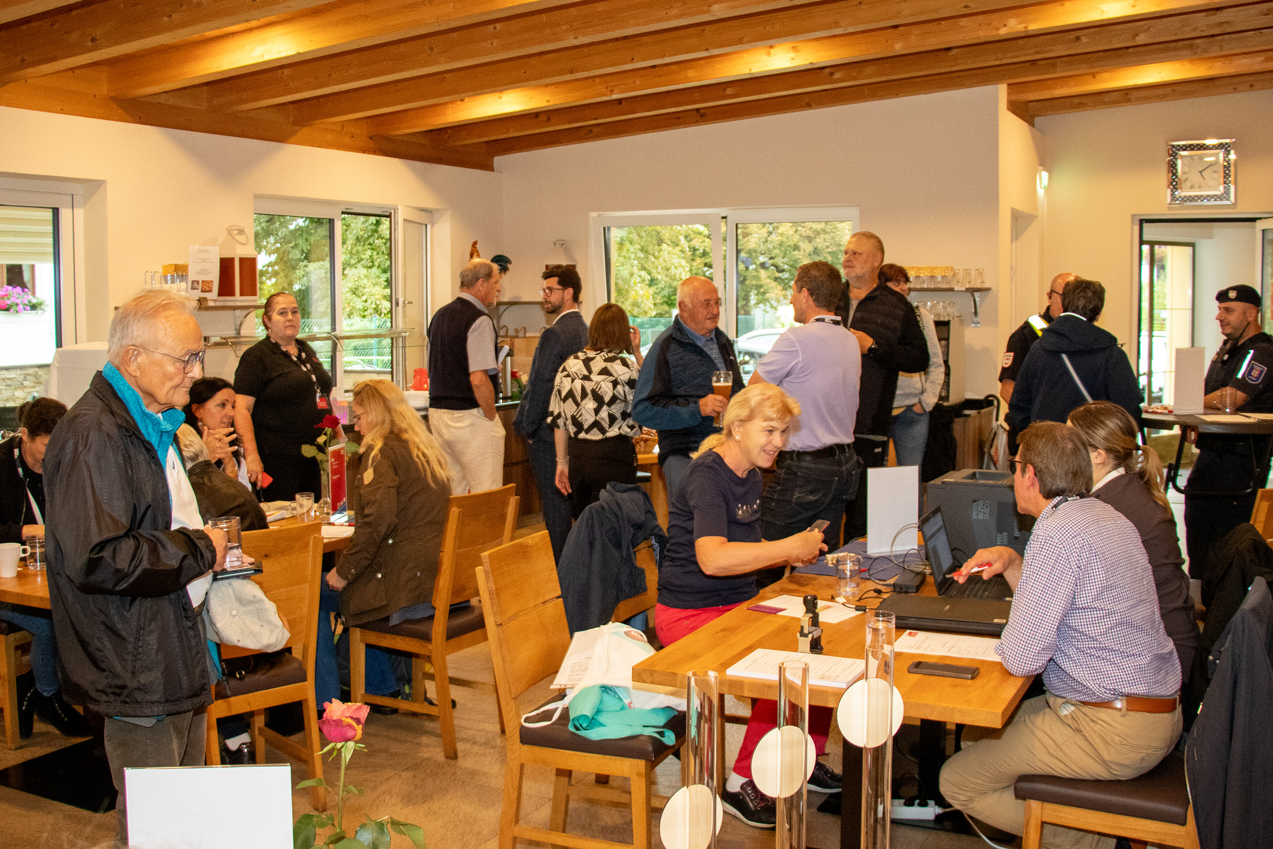 Reger Austausch bei der Magistrat in Bewegung-Tour in Amras. Zahlreiche BürgerInnen nutzten die Gelegenheit, mit Bürgermeister, Stadtregierung und Mitarbeitenden der Verwaltung ins Gespräch zu kommen. Dabei standen aktuelle Entwicklungen und Anliegen aus dem Stadtteil ebenso im Mittelpunkt wie Ideen für die Zukunft. Die direkte Begegnung vor Ort machte den Dialog persönlich, unkompliziert und lebendig.