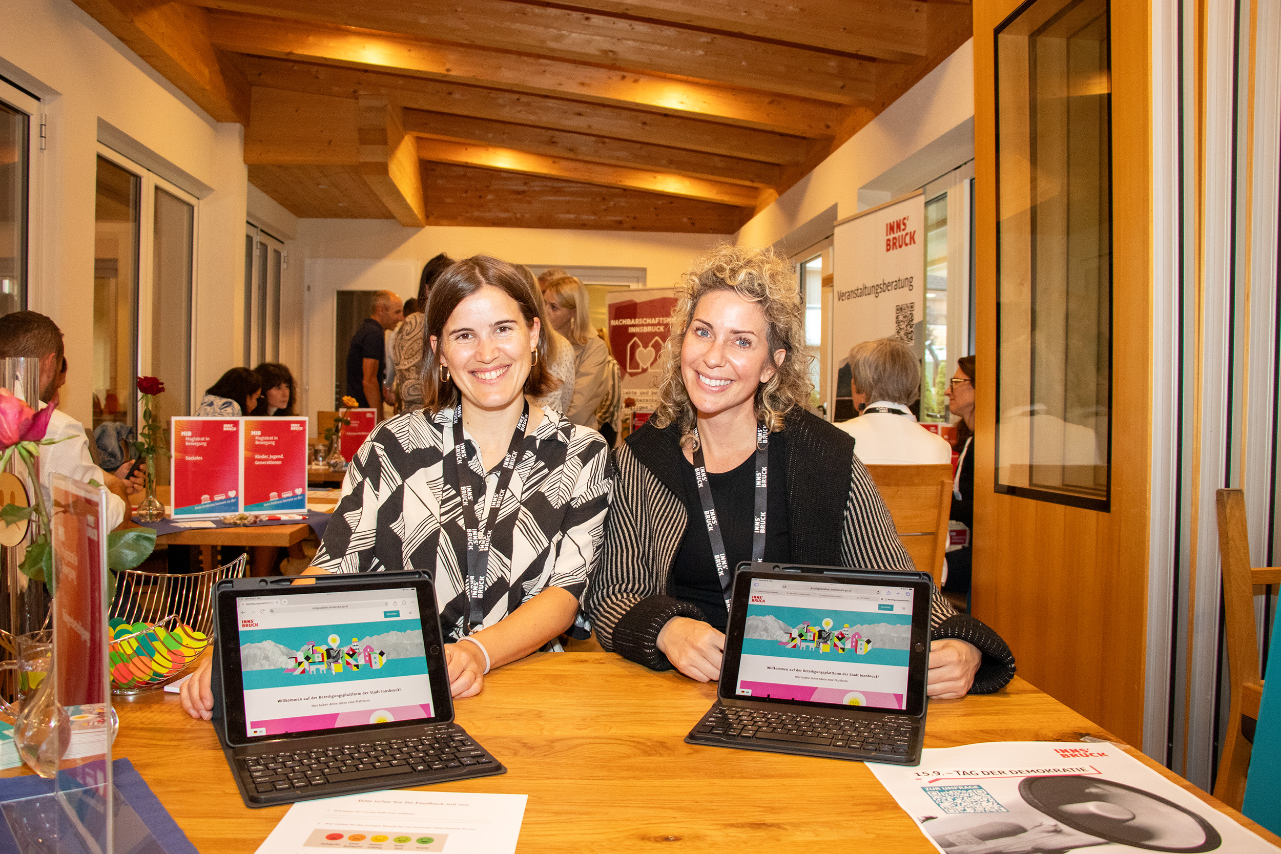 Reger Austausch bei der Magistrat in Bewegung-Tour in Amras. Zahlreiche BürgerInnen nutzten die Gelegenheit, mit Bürgermeister, Stadtregierung und Mitarbeitenden der Verwaltung ins Gespräch zu kommen. Dabei standen aktuelle Entwicklungen und Anliegen aus dem Stadtteil ebenso im Mittelpunkt wie Ideen für die Zukunft. Die direkte Begegnung vor Ort machte den Dialog persönlich, unkompliziert und lebendig.