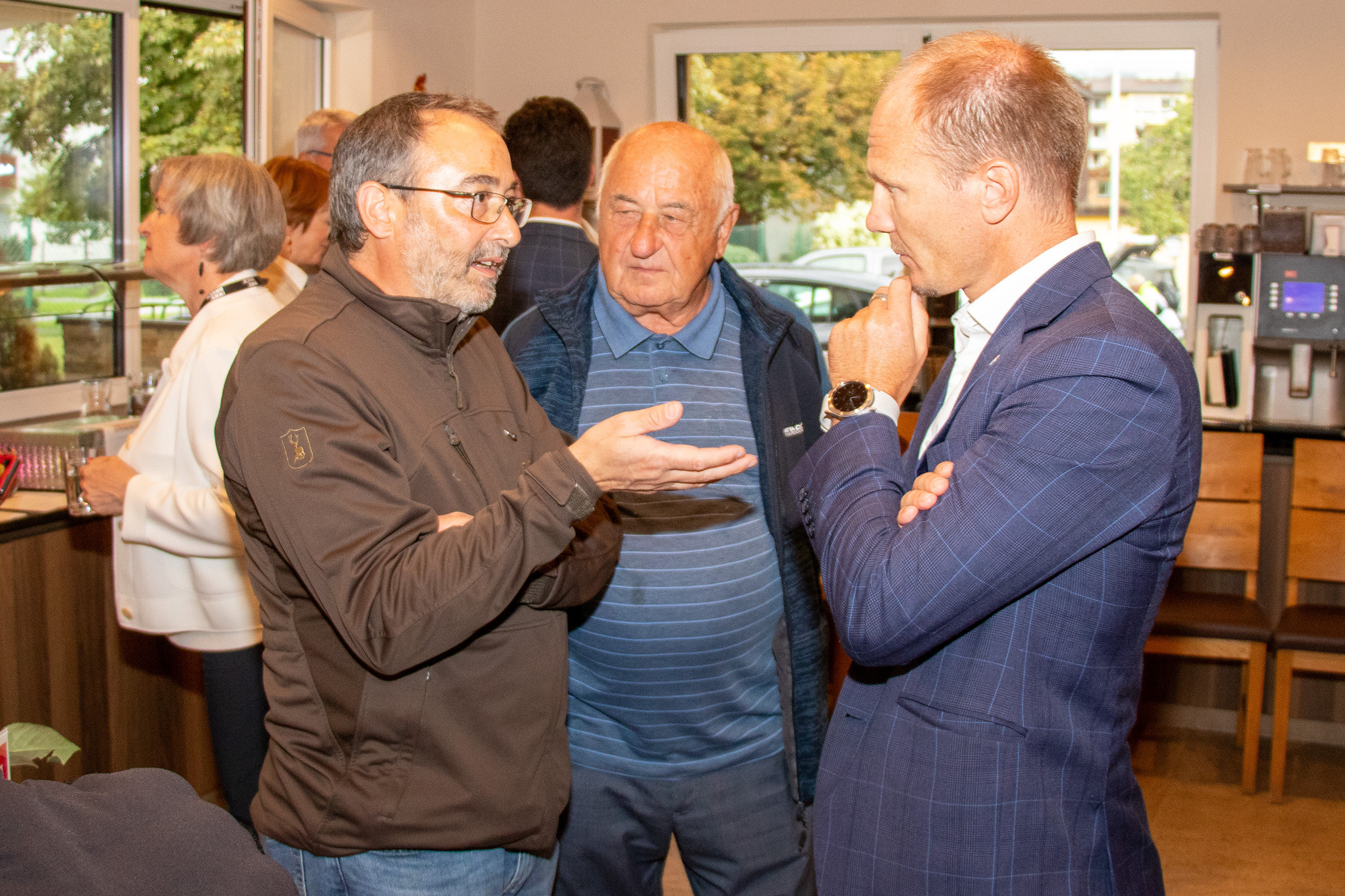 Reger Austausch bei der Magistrat in Bewegung-Tour in Amras. Zahlreiche BürgerInnen nutzten die Gelegenheit, mit Bürgermeister, Stadtregierung und Mitarbeitenden der Verwaltung ins Gespräch zu kommen. Dabei standen aktuelle Entwicklungen und Anliegen aus dem Stadtteil ebenso im Mittelpunkt wie Ideen für die Zukunft. Die direkte Begegnung vor Ort machte den Dialog persönlich, unkompliziert und lebendig.