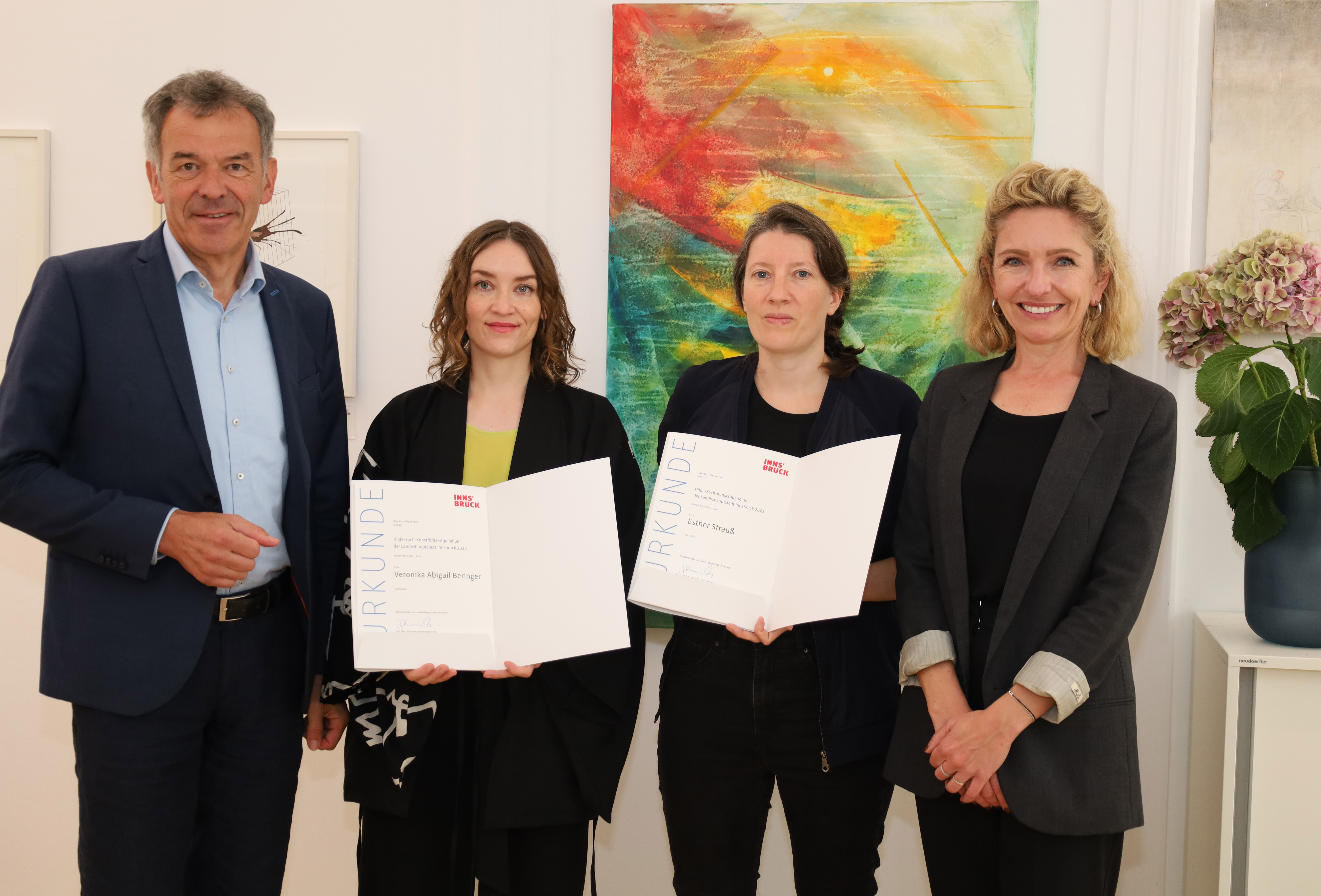 Die Hilde-Zach-Kunststipendiatinnen Veronika Abigail Beringer (2. v.l.) und Esther Strauss (3. v.l.) mit Vizebürgermeister Georg Willi und Kulturamtsleiterin Isabelle Brandauer.