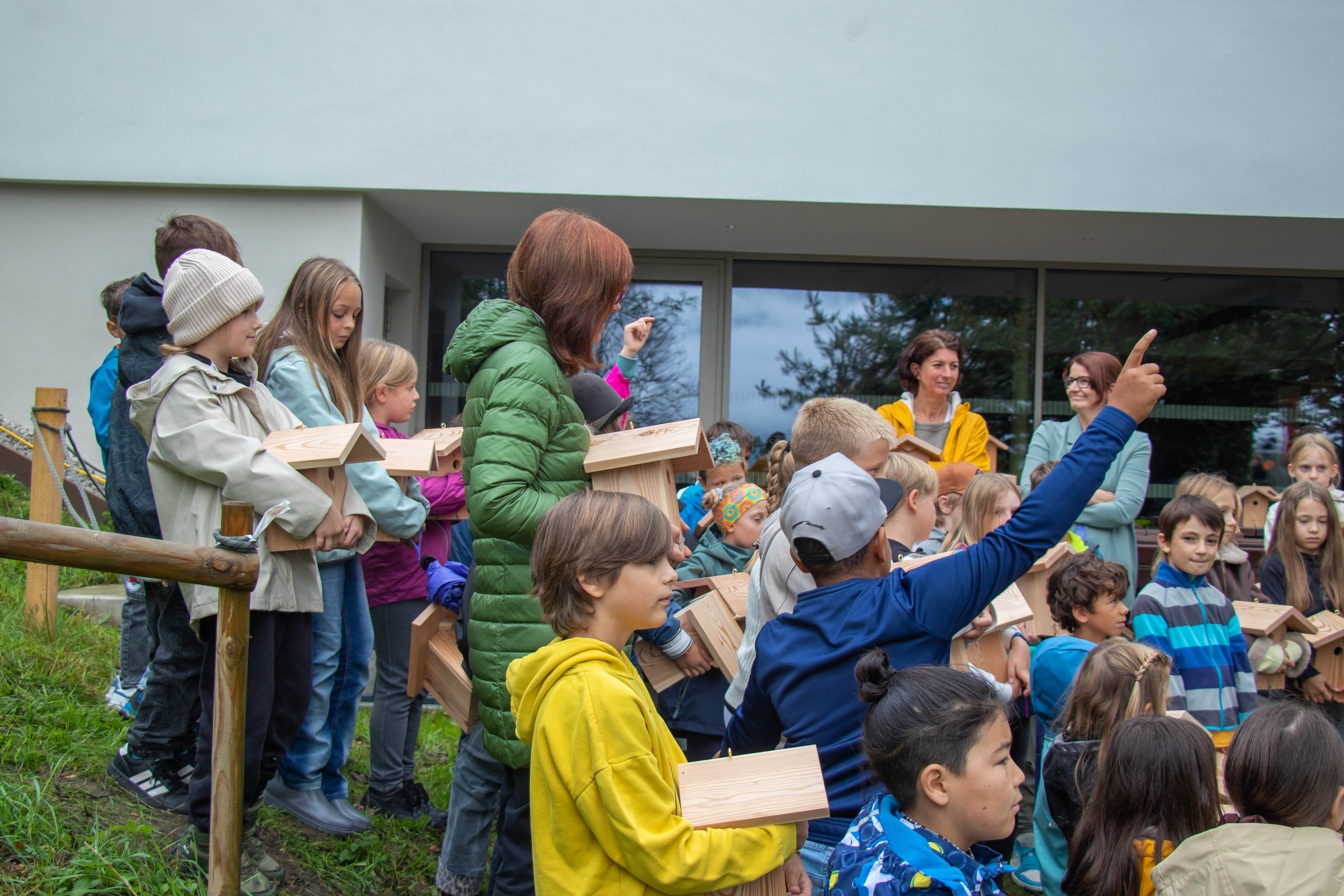 Die Volksschulkinder zeigten sich sehr neugierig und nutzten die Gelegenheit, Fragen zum Aufstellen, zur Pflege und zum geeigneten Platz der Nistkästen zu stellen.