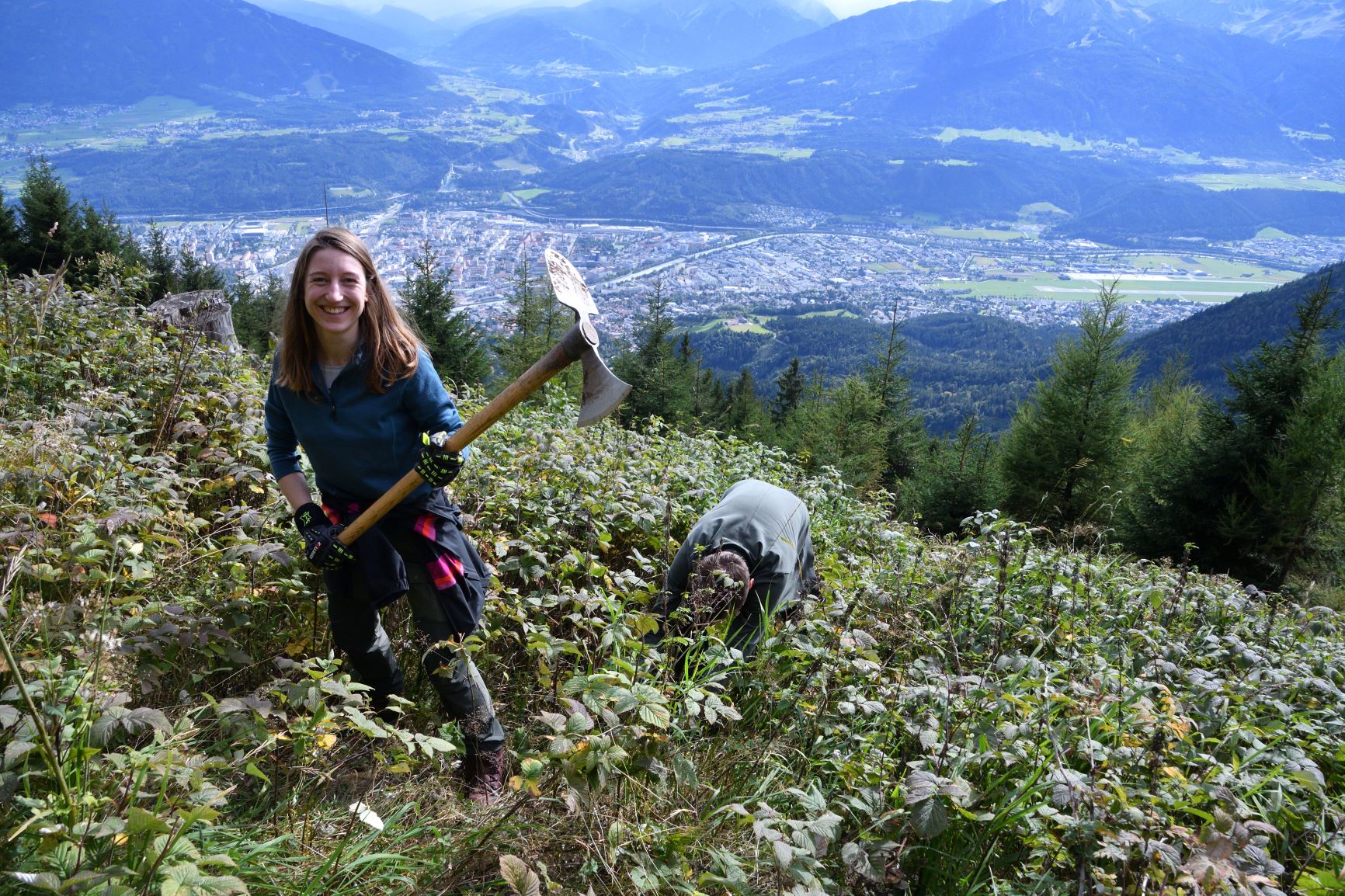 Eine Woche lang wurde gepflanzt, geschnitten, verjüngt und vieles mehr, damit der Wald an den Hängen der Nordkette auch in Zukunft Innsbruck vor Lawinen und Erosionen schützt.
