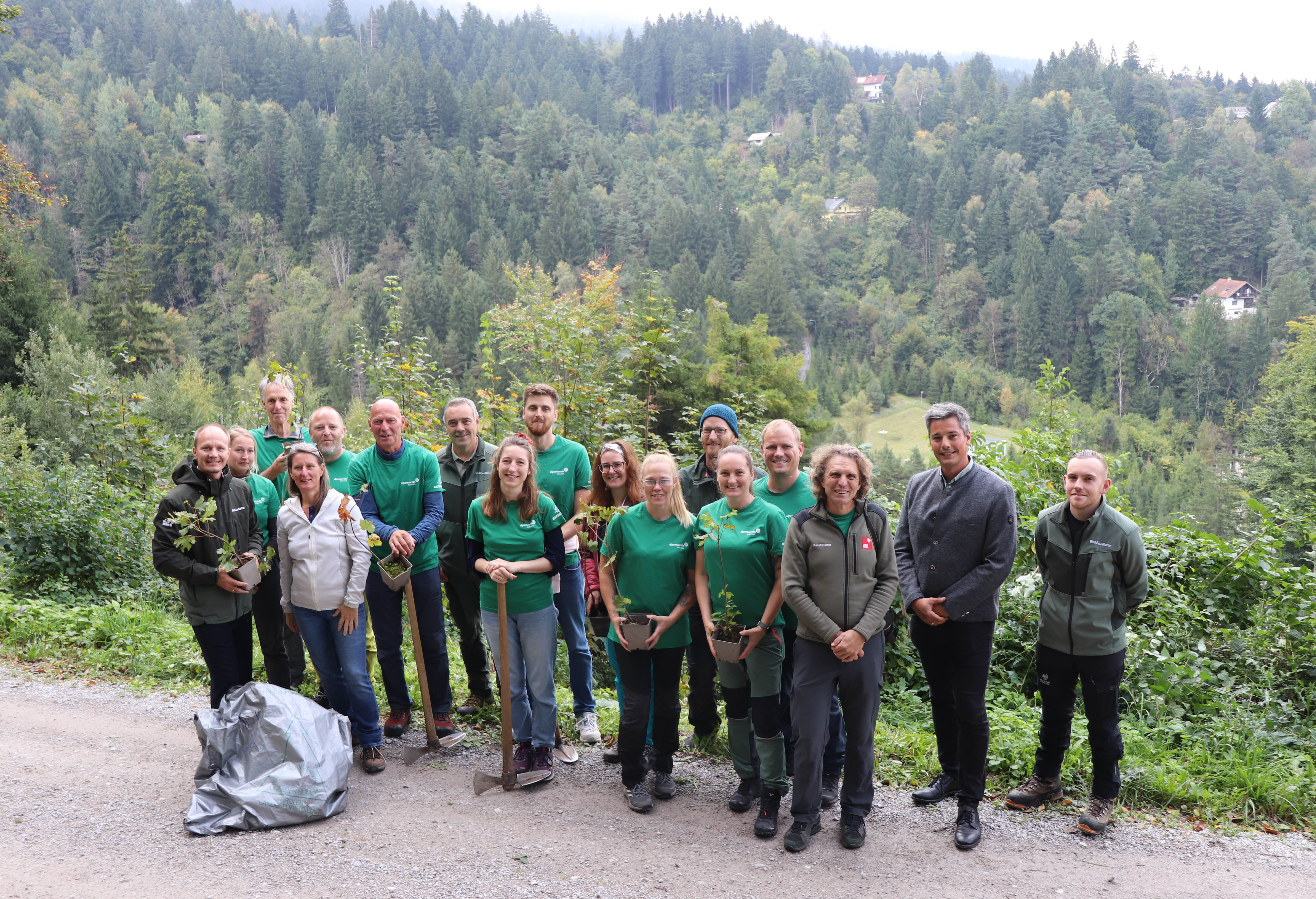 Innsbrucks Bürgermeister Johannes Anzengruber (l.), Landesforstdirektor Harald Oblasser (2. v.r.), der Gruppenleiter der Bergwald-Projektwoche Roland Noichl (3. v.r.) und die Mitarbeiter des städtischen Amtes für Wald und Natur Andreas Hell (7. v.l.) und Johannes Jennewein (r.) freuen sich gemeinsam mit den TeilnehmerInnen über das Projekt.