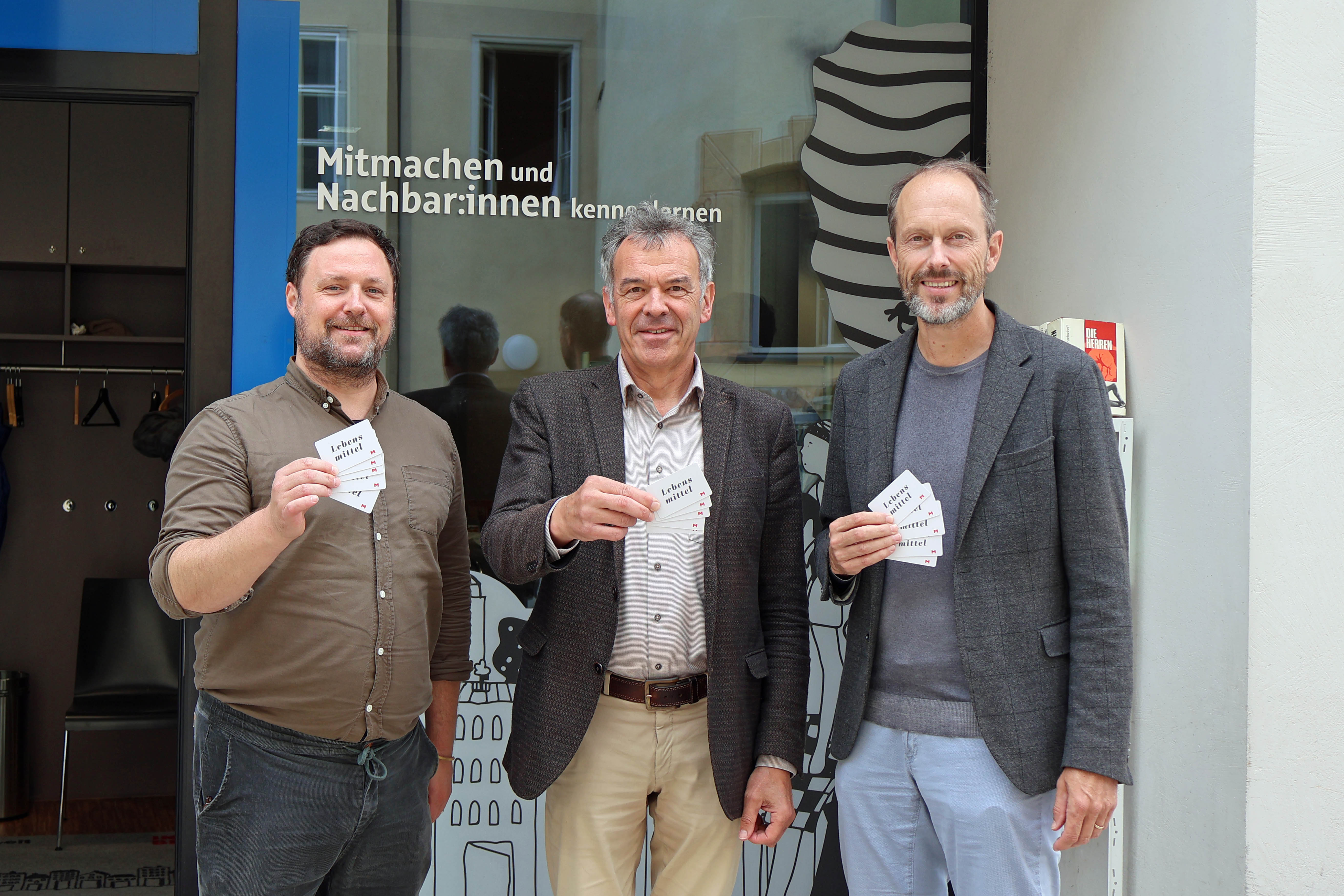 Die Steuerungsgruppe des Forschungsprojekts EU City Count Homelessness mit Vizebürgermeister Georg Willi (zuständig für Soziales) und Projektleiter Dr. Philipp Schnell (ÖAW) traf sich im Stadtteiltreff Wilten. Das Lebensmittelunternehmen MPREIS, vertreten durch Geschäftsführer David Mölk (r.), unterstützt die Maßnahme mit Einkaufsgutscheinen.