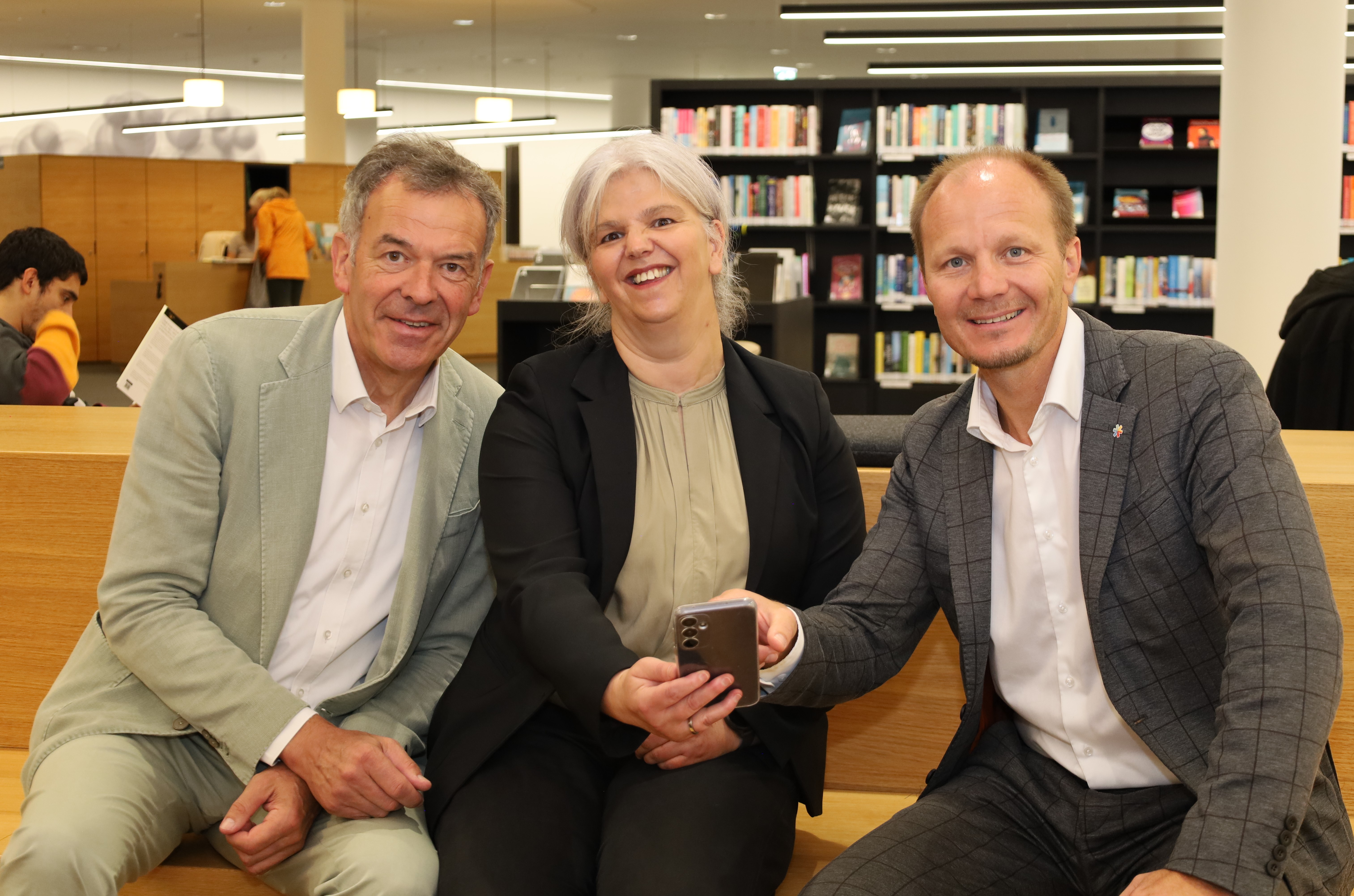 Neue App bietet bequemen Zugang zum Bibliotheksangebot: Bürgermeister Johannes Anzengruber, Vizebürgermeister Georg Willi (li.) und Bibliotheksleiterin Christina Krenmayr freuen sich über das neue Service.