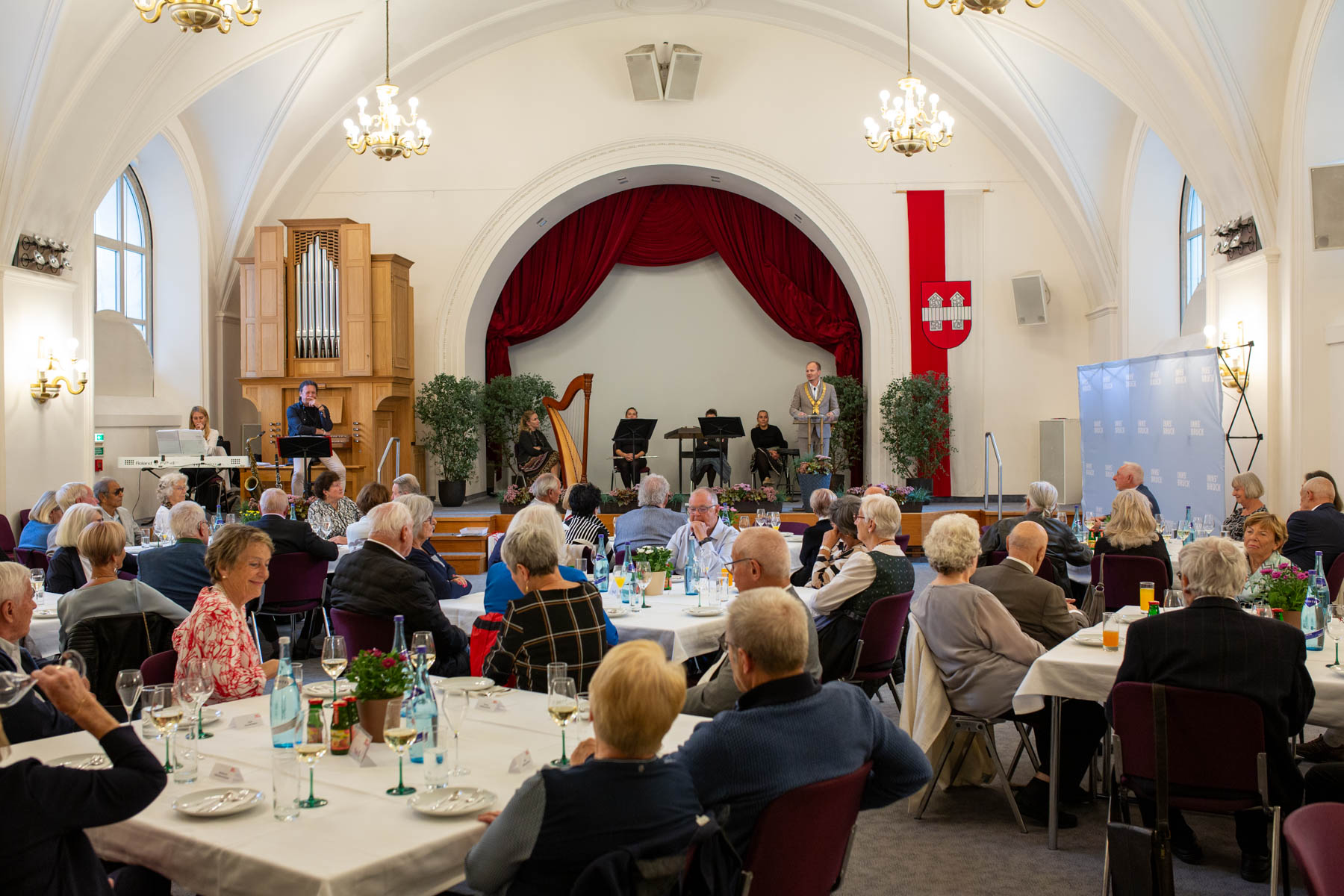 Zu Ehren langjähriger Ehepaare lud die Stadt Innsbruck zur traditionellen Hochzeitsjubiläumsfeier in die Ursulinensäle ein. Bürgermeister Johannes Anzengruber begrüßte dabei insgesamt 33 Paare, die ihr Goldenes (50 Ehejahre) oder Diamantenes (60 Ehejahre) Jubiläum feierten. Zudem nahmen zwei Paare teil, die bereits auf 65 gemeinsame Jahre zurückblicken können und damit ihr Eisernes Hochzeitsjubiläum begingen. Die musikalische Umrahmung übernahm die Musikgruppe Die Vielsaitigen, die für festliche Stimmung sorgte. Die Feier bietet jedes Jahr eine schöne Gelegenheit, den JubilarInnen gebührenden Dank und Anerkennung auszusprechen: für ihre jahrzehntelange Treue, ihr Engagement sowie ihren Beitrag zum wirtschaftlichen und gesellschaftlichen Aufbau der Stadt. Als Zeichen der Wertschätzung erhielten die Paare im feierlichen Rahmen die vom Land Tirol gestiftete Jubiläumsgabe.
