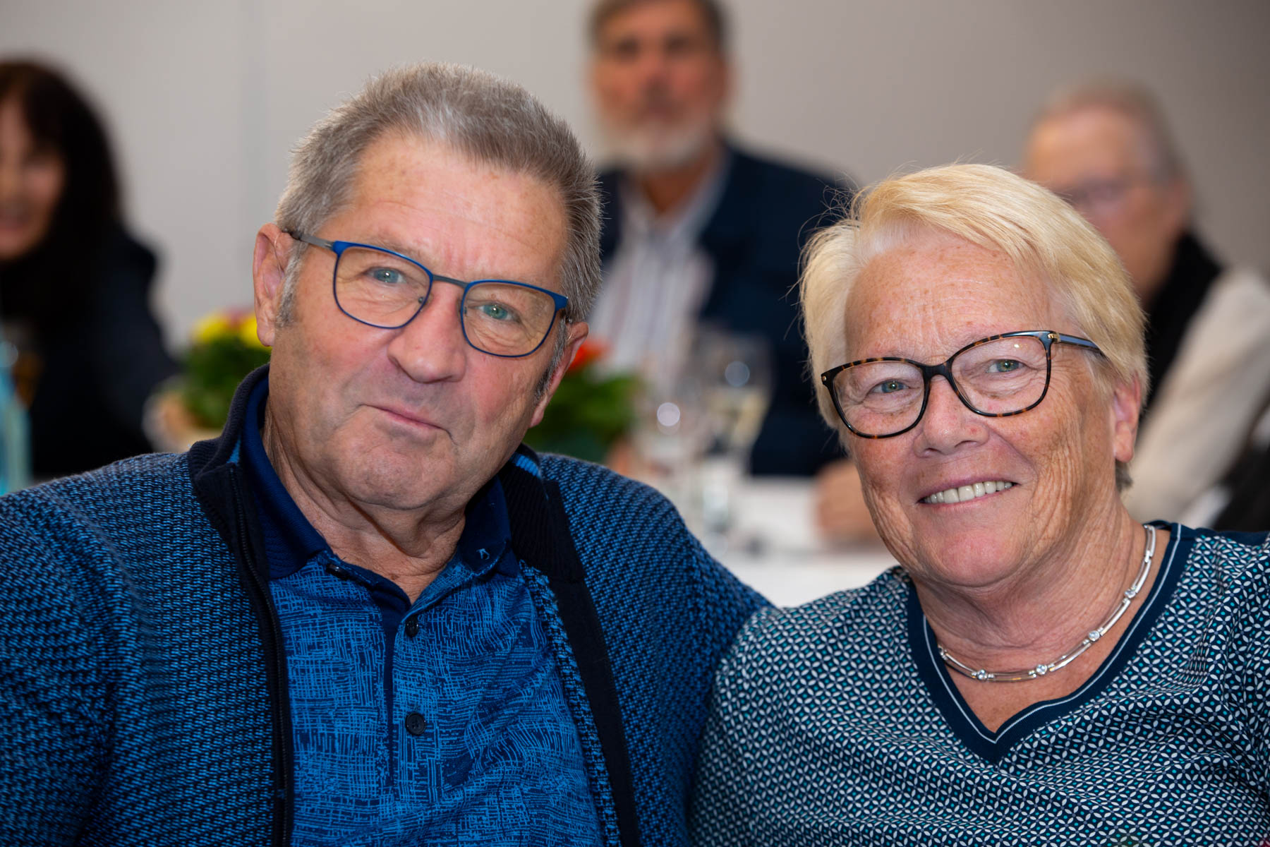 Zu Ehren langjähriger Ehepaare lud die Stadt Innsbruck zur traditionellen Hochzeitsjubiläumsfeier in die Ursulinensäle ein. Bürgermeister Johannes Anzengruber begrüßte dabei insgesamt 33 Paare, die ihr Goldenes (50 Ehejahre) oder Diamantenes (60 Ehejahre) Jubiläum feierten. Zudem nahmen zwei Paare teil, die bereits auf 65 gemeinsame Jahre zurückblicken können und damit ihr Eisernes Hochzeitsjubiläum begingen. Die musikalische Umrahmung übernahm die Musikgruppe Die Vielsaitigen, die für festliche Stimmung sorgte. Die Feier bietet jedes Jahr eine schöne Gelegenheit, den JubilarInnen gebührenden Dank und Anerkennung auszusprechen: für ihre jahrzehntelange Treue, ihr Engagement sowie ihren Beitrag zum wirtschaftlichen und gesellschaftlichen Aufbau der Stadt. Als Zeichen der Wertschätzung erhielten die Paare im feierlichen Rahmen die vom Land Tirol gestiftete Jubiläumsgabe.