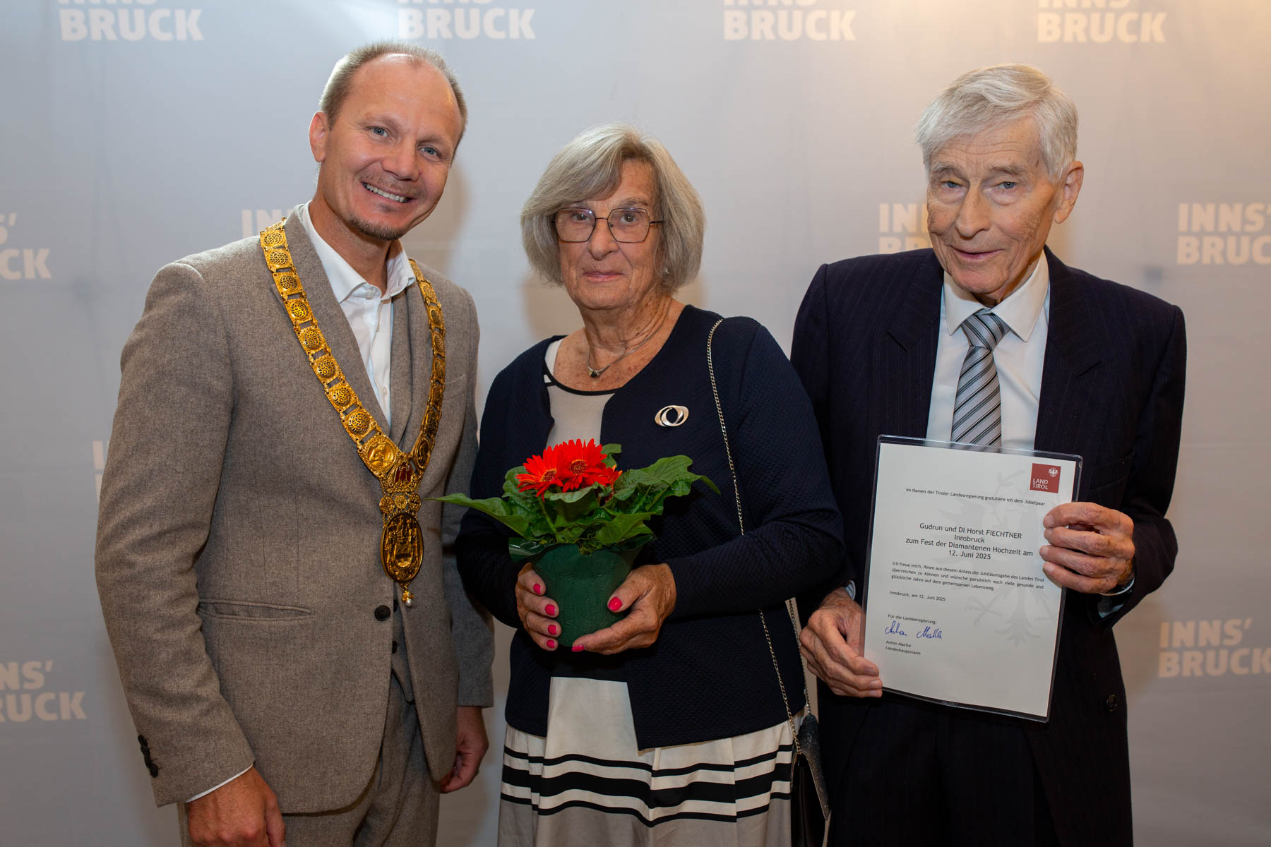 Zu Ehren langjähriger Ehepaare lud die Stadt Innsbruck zur traditionellen Hochzeitsjubiläumsfeier in die Ursulinensäle ein. Bürgermeister Johannes Anzengruber begrüßte dabei insgesamt 33 Paare, die ihr Goldenes (50 Ehejahre) oder Diamantenes (60 Ehejahre) Jubiläum feierten. Zudem nahmen zwei Paare teil, die bereits auf 65 gemeinsame Jahre zurückblicken können und damit ihr Eisernes Hochzeitsjubiläum begingen. Die musikalische Umrahmung übernahm die Musikgruppe Die Vielsaitigen, die für festliche Stimmung sorgte. Die Feier bietet jedes Jahr eine schöne Gelegenheit, den JubilarInnen gebührenden Dank und Anerkennung auszusprechen: für ihre jahrzehntelange Treue, ihr Engagement sowie ihren Beitrag zum wirtschaftlichen und gesellschaftlichen Aufbau der Stadt. Als Zeichen der Wertschätzung erhielten die Paare im feierlichen Rahmen die vom Land Tirol gestiftete Jubiläumsgabe.