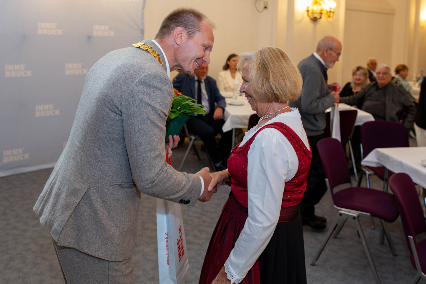 Zu Ehren langjähriger Ehepaare lud die Stadt Innsbruck zur traditionellen Hochzeitsjubiläumsfeier in die Ursulinensäle ein. Bürgermeister Johannes Anzengruber begrüßte dabei insgesamt 33 Paare, die ihr Goldenes (50 Ehejahre) oder Diamantenes (60 Ehejahre) Jubiläum feierten. Zudem nahmen zwei Paare teil, die bereits auf 65 gemeinsame Jahre zurückblicken können und damit ihr Eisernes Hochzeitsjubiläum begingen. Die musikalische Umrahmung übernahm die Musikgruppe Die Vielsaitigen, die für festliche Stimmung sorgte. Die Feier bietet jedes Jahr eine schöne Gelegenheit, den JubilarInnen gebührenden Dank und Anerkennung auszusprechen: für ihre jahrzehntelange Treue, ihr Engagement sowie ihren Beitrag zum wirtschaftlichen und gesellschaftlichen Aufbau der Stadt. Als Zeichen der Wertschätzung erhielten die Paare im feierlichen Rahmen die vom Land Tirol gestiftete Jubiläumsgabe.